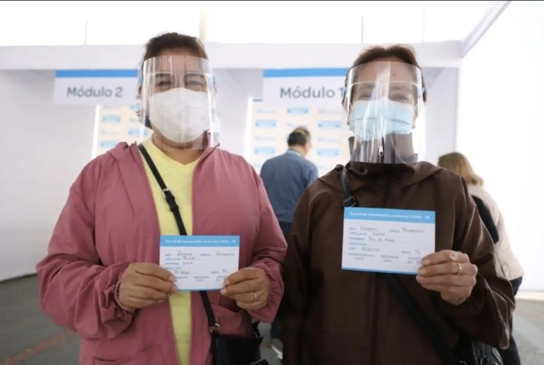 Desde el vacunatorio de Surquillo se viene realizando la jornada de vacunación para mayores de 70 años, de una manera ordenada y fluida. Los profesionales de EsSalud realizan una atención personalizada y respeto por nuestros adultos mayores. Foto: EsSalud
