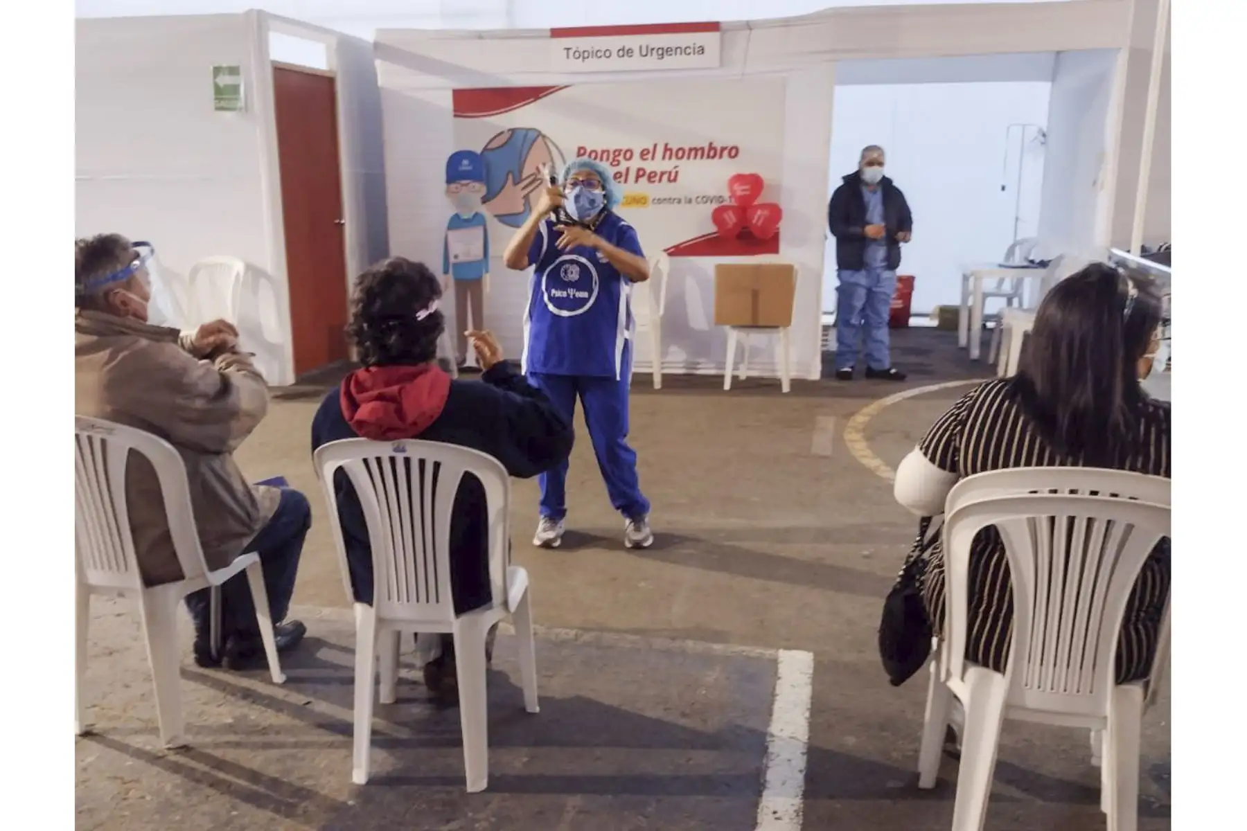 Desde el vacunatorio de Surquillo se viene realizando la jornada de vacunación para mayores de 70 años, de una manera ordenada y fluida. Los profesionales de EsSalud realizan una atención personalizada y respeto por nuestros adultos mayores. Foto: EsSalud