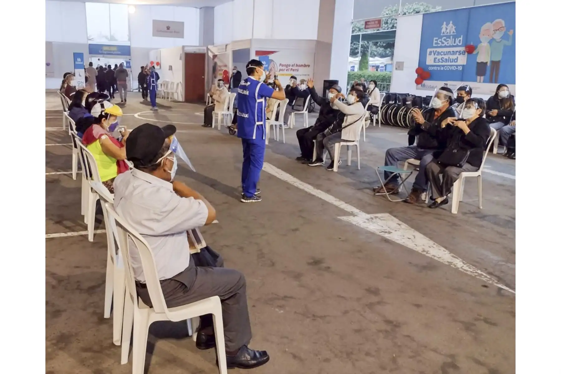 Desde el vacunatorio de Surquillo se viene realizando la jornada de vacunación para mayores de 70 años, de una manera ordenada y fluida. Los profesionales de EsSalud realizan una atención personalizada y respeto por nuestros adultos mayores. Foto: EsSalud