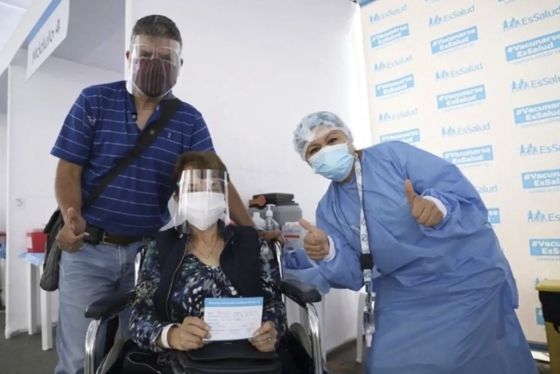 Desde el vacunatorio de Surquillo se viene realizando la jornada de vacunación para mayores de 70 años, de una manera ordenada y fluida. Los profesionales de EsSalud realizan una atención personalizada y respeto por nuestros adultos mayores. Foto: EsSalud
