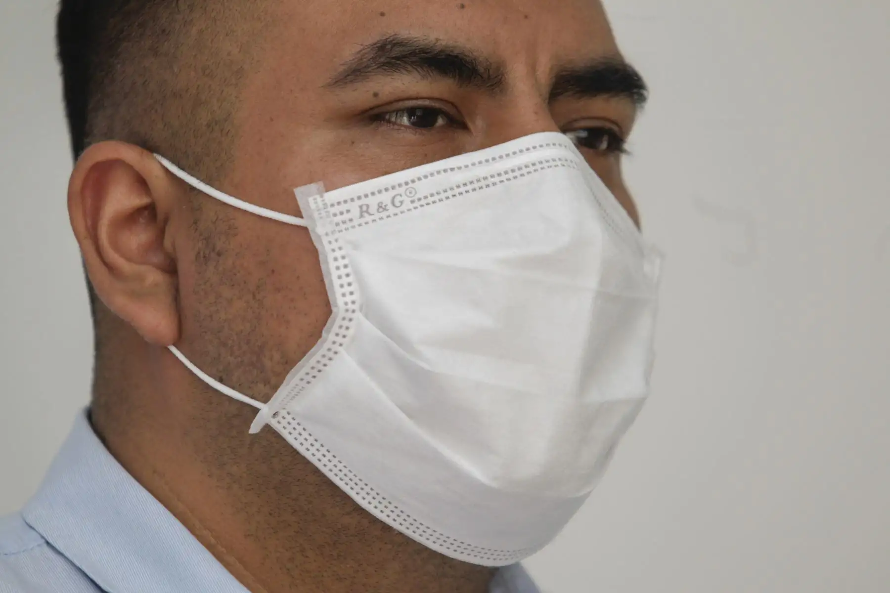 Generalmente son elaboradas con telas que presentan orificios entre sus fibras, las cuales pueden dejar pasar micropartículas que contienen al virus de la covid-19. Foto: ANDINA/Renato Pajuelo
