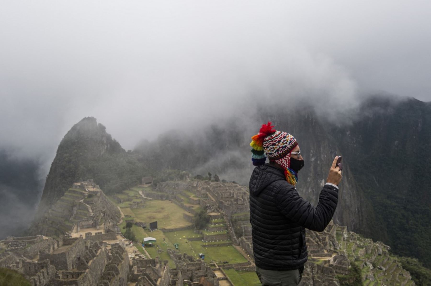 Desde hoy, la ciudadela inca de Machu Picchu volverá a recibir 897 visitantes al día, equivalente al 40 % de su aforo máximo, de lunes a domingo, según establecen las nuevas disposiciones del Ejecutivo para el ingreso a los monumentos arqueológicos ubicados en provincias con nivel de alerta muy alto de contagio frente a la pandemia de covid-19. Foto: AFP