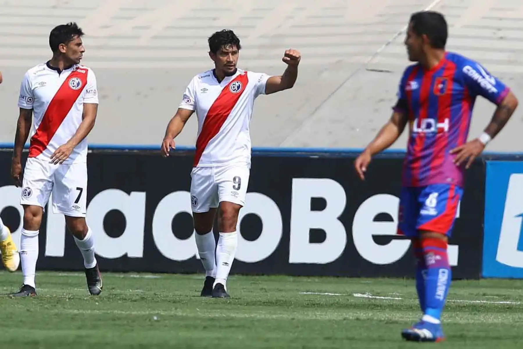 Roberto Ovelar del Deportivo Municipal celebra tras anotar el 1-0 ante Alianza Universidad durante partido por la fecha siete de la Liga 1, en el estadio Alberto Gallardo. Foto: Liga 1