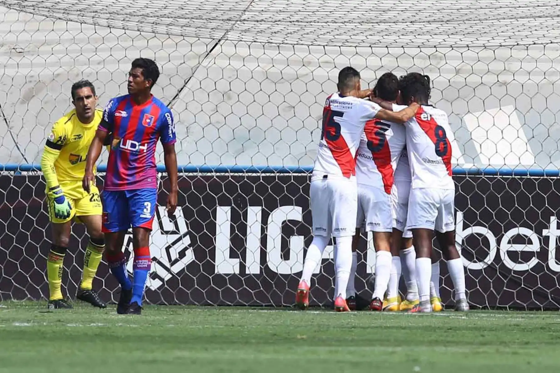 Roberto Ovelar del Deportivo Municipal celebra junto a sus compañeros tras anotar el 1-0 ante Alianza Universidad durante partido por la fecha siete de la Liga 1, en el estadio Alberto Gallardo. Foto: Liga 1