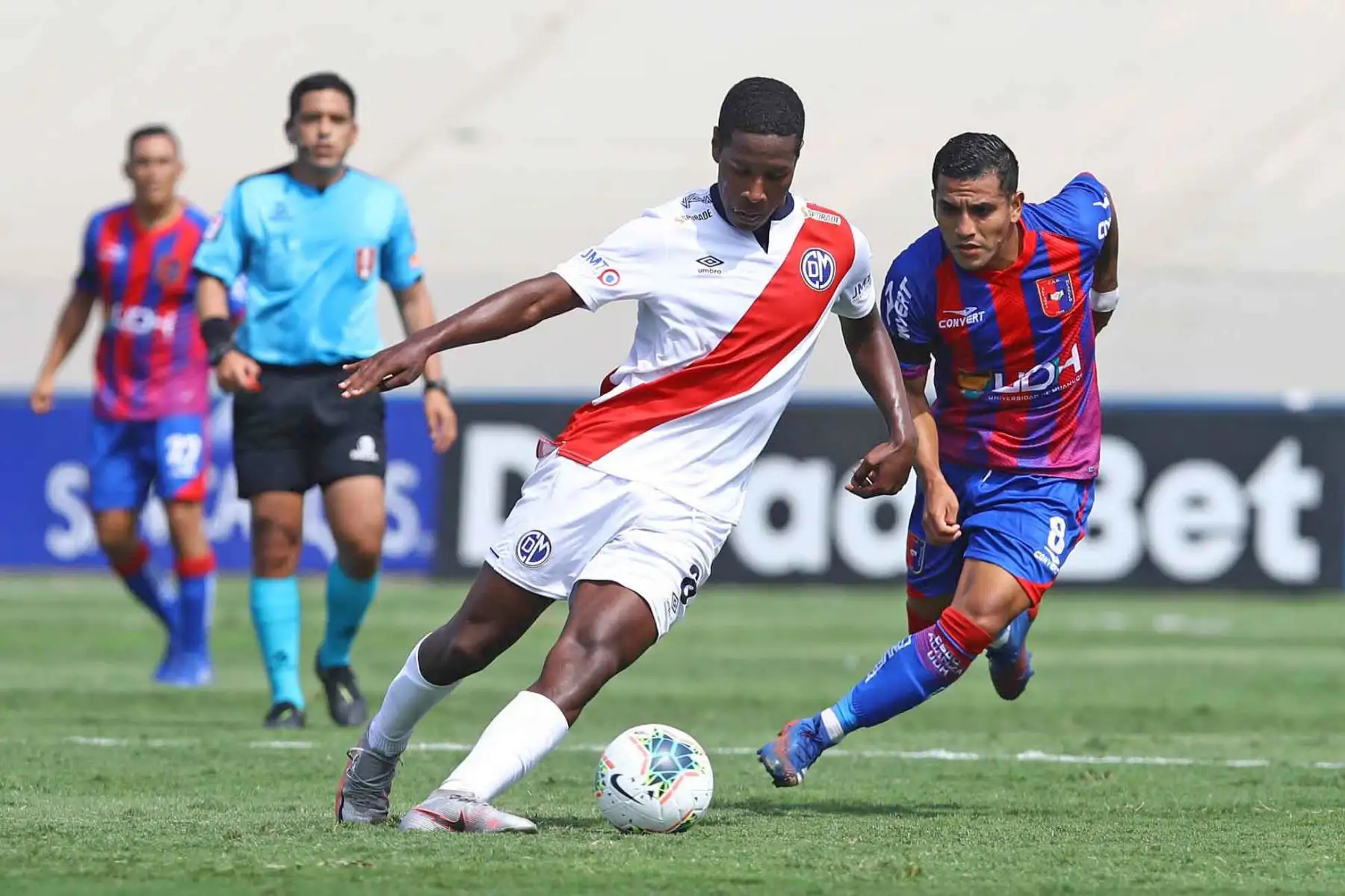 A. Sanchez de Alianza Universidad marca a su rival de Deportivo Municipal durante partido por la fecha 7 de la Liga 1, en el estadio Alberto Gallardo. Foto: Liga 1