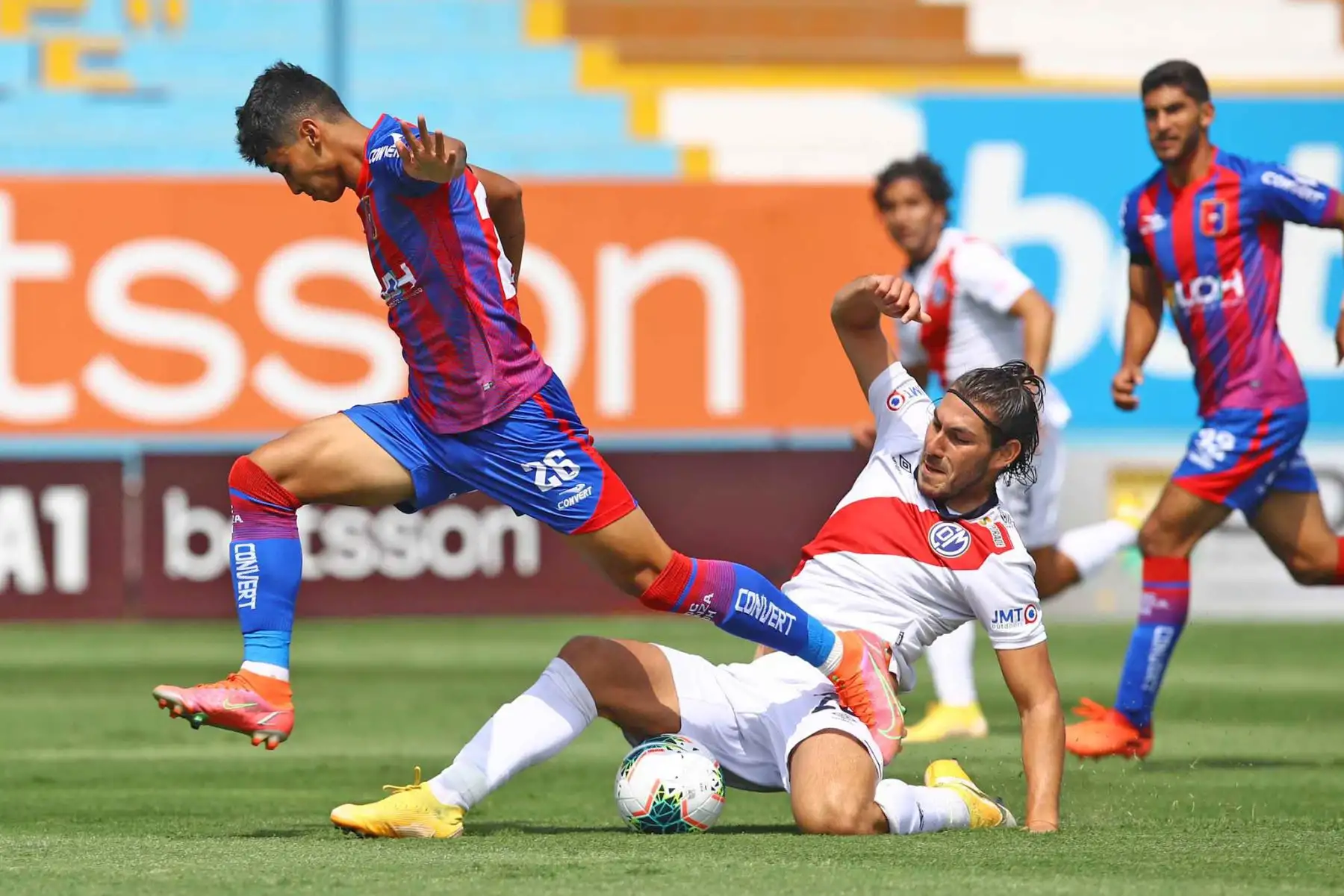 S. Cavero de Alianza Universidad pierde el balón ante la marca de su rival del Deportivo Municipal durante partido por la fecha 7 de la Liga 1, en el estadio Alberto Gallardo. Foto: Liga 1