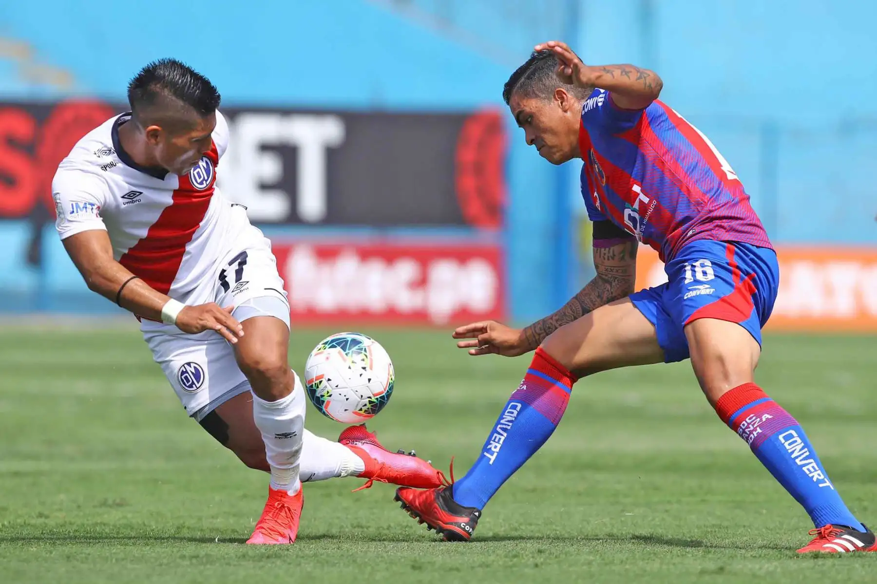H. Arakaki del Deportivo Municipal disputa un balón ante la marca de P. Bashi de Alianza Universidad durante partido por la fecha 7 de la Liga 1, en el estadio Alberto Gallardo. Foto: Liga 1