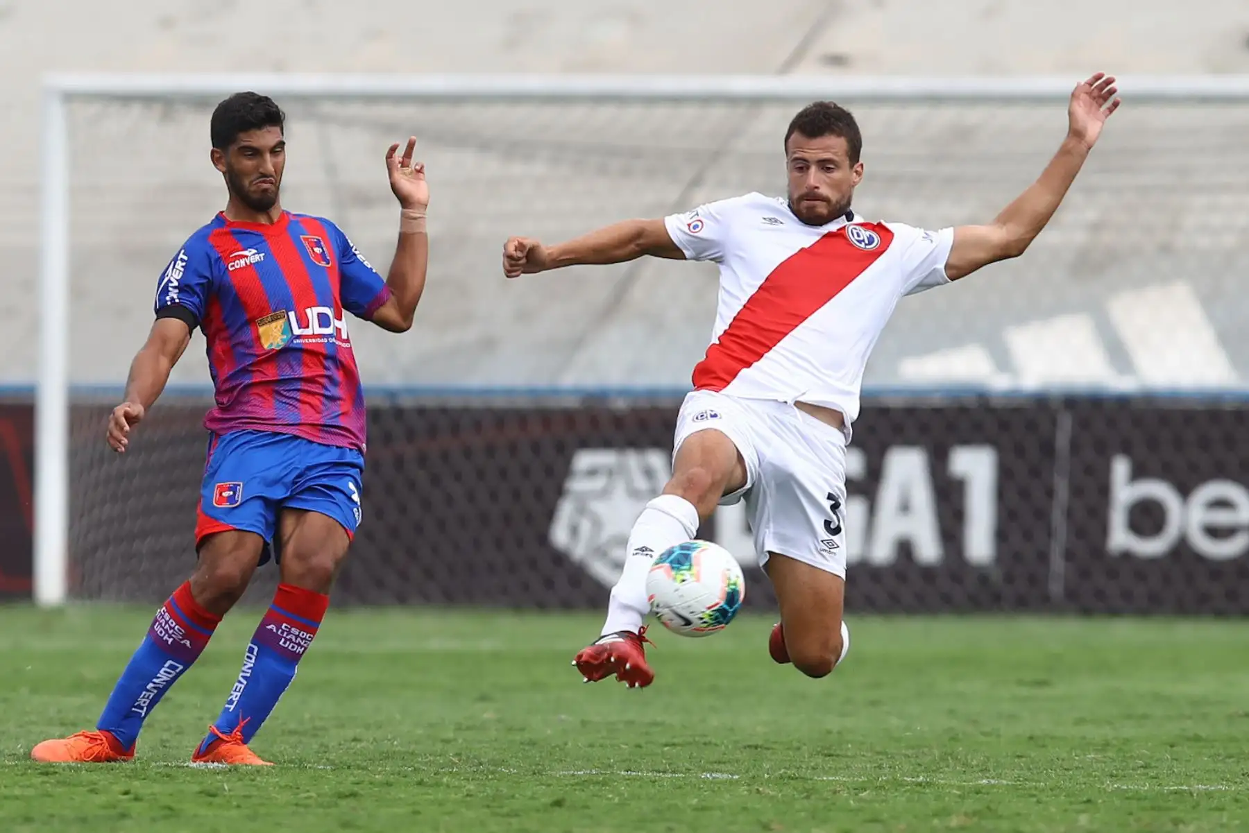 E. Caballero del Deportivo Municipal compite ante la marca de su rival de Alianza Universidad durante partido por la fecha 7 de la Liga 1, en el estadio Alberto Gallardo. Foto: Liga 1