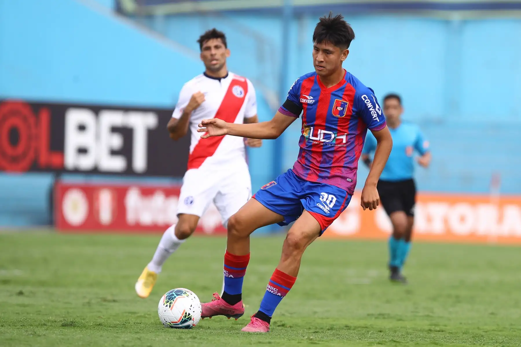 D. Carbajal de Alianza Universidad dirige el balón durante partido por la fecha 7 de la Liga 1, en el estadio Alberto Gallardo. Foto: Liga 1