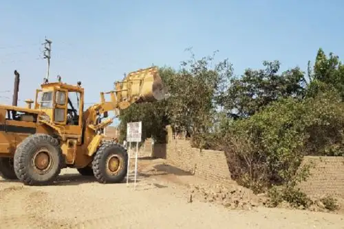 El Sitio Arqueológico Cerro Blanco y Cerro Chico tiene un área de 432.96 hectáreas y un perímetro de 9,716.844 metros lineales, integra al monumento arqueológico prehispánico Huaca del Sol y La Luna.