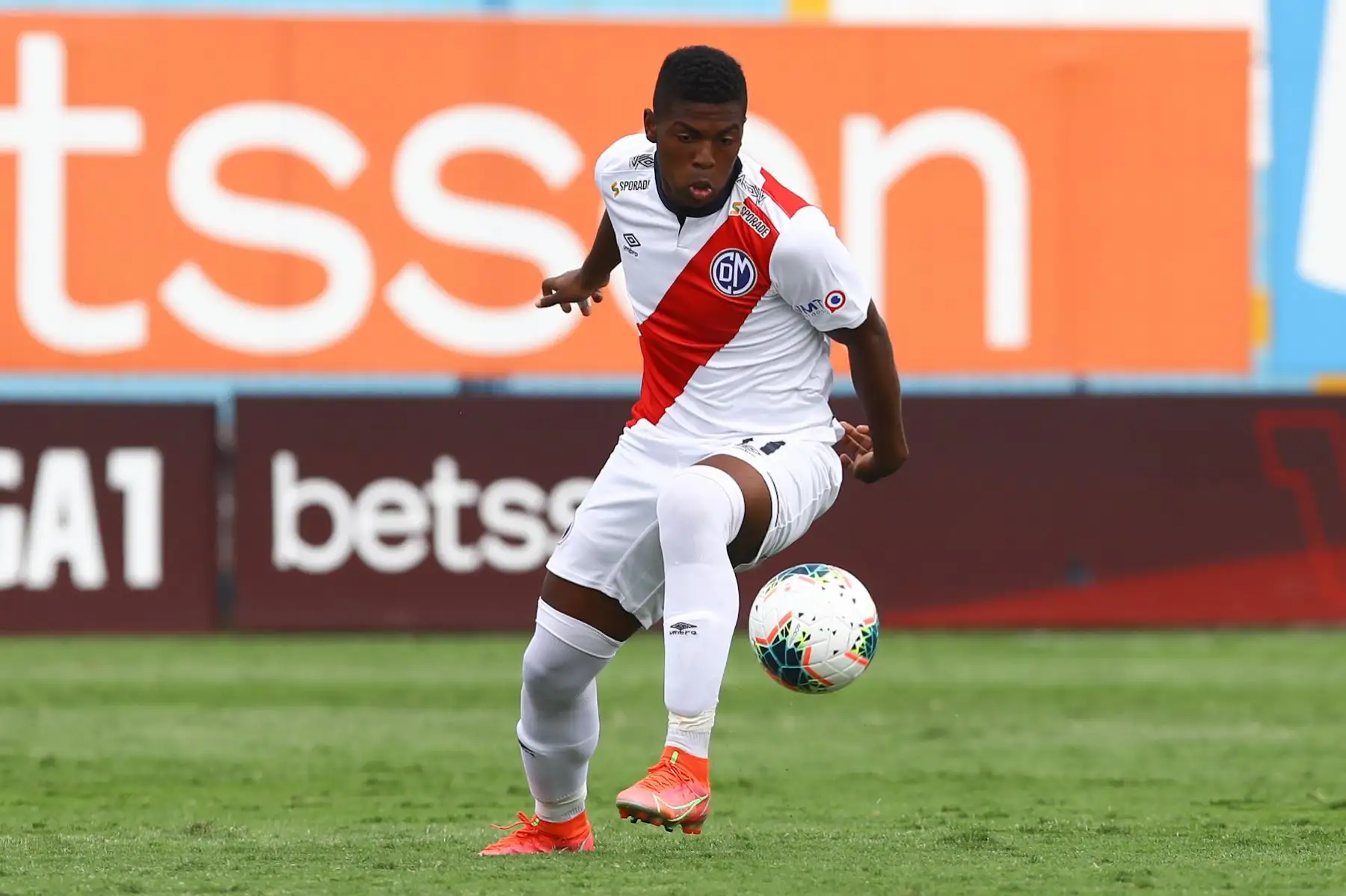 Con 16 años, Jhonnier Montaño hizo su debut en Deportivo Municipal durante partido ante Alianza Universidad por la fecha 7 de la liga 1, en el estadio Alberto Gallardo. Foto: Liga 1