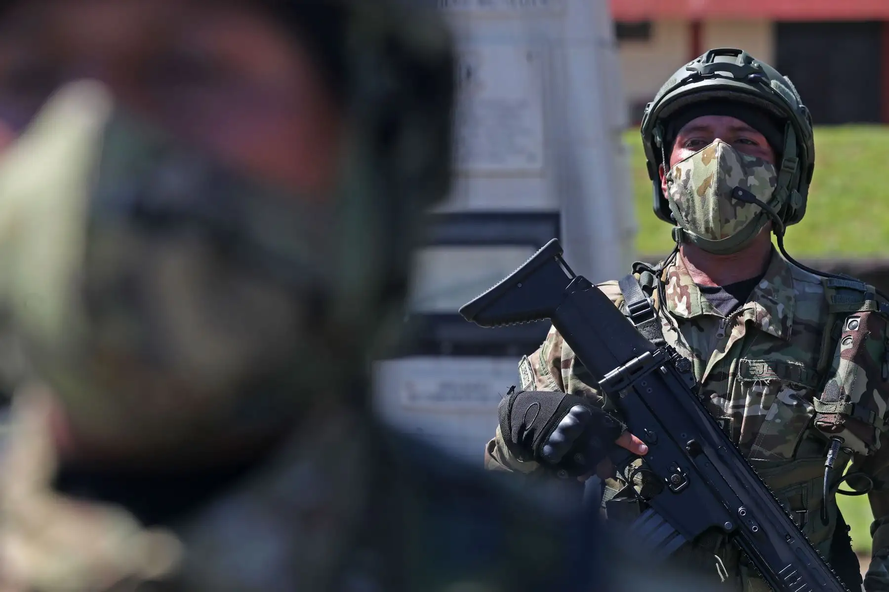 El presidente de la República, Francisco Sagasti, junto a la ministra de Defensa, Nuria Esparch, visita el Comando Especial - Valle de los Ríos Apurímac, Ene y Mantaro (CE-VRAEM) y supervisó el proceso de vacunación contra la covid-19.
Foto: ANDINA/Prensa Presidencia
