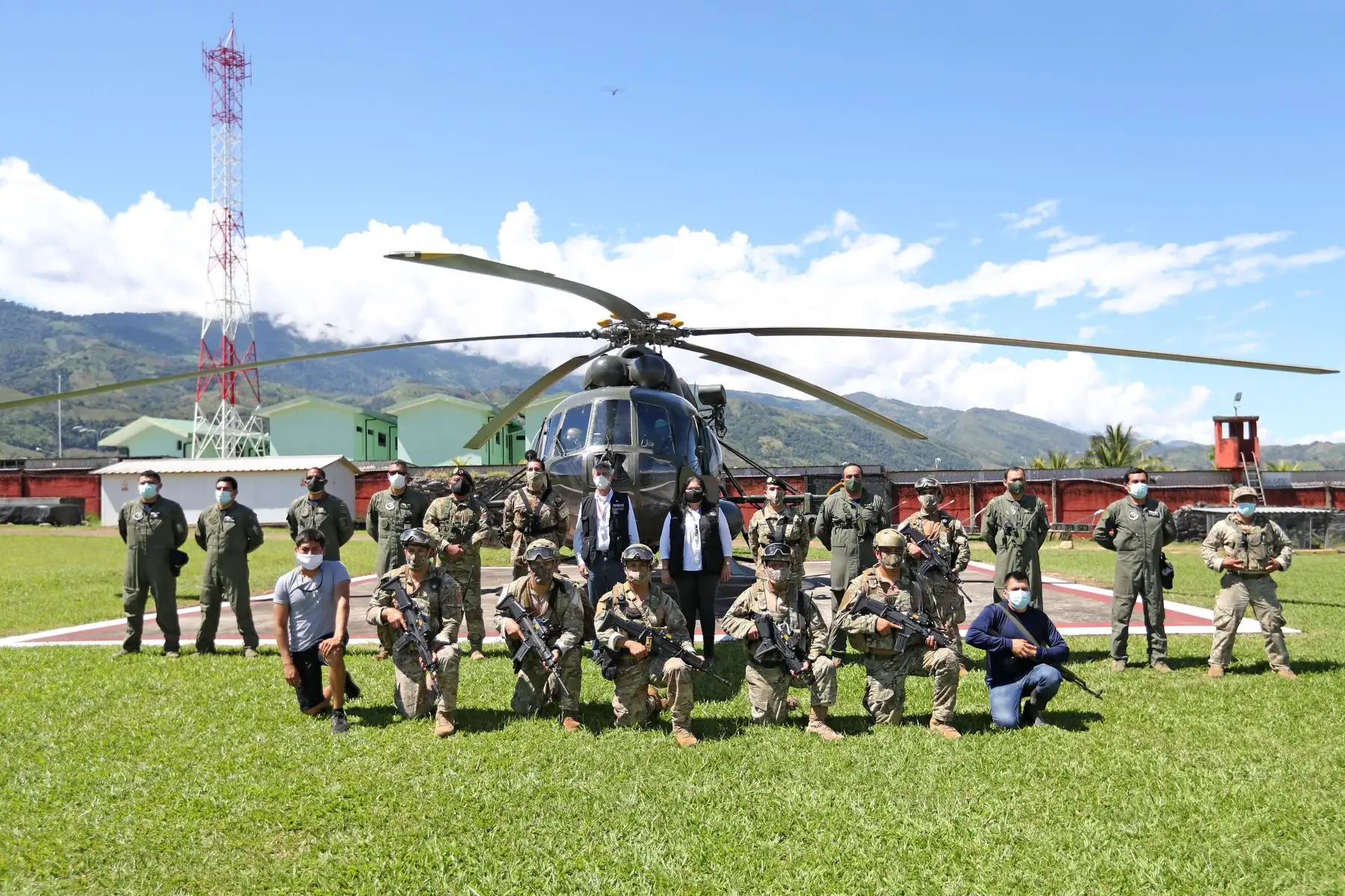 El presidente de la República, Francisco Sagasti, junto a la ministra de Defensa, Nuria Esparch, visita el Comando Especial - Valle de los Ríos Apurímac, Ene y Mantaro (CE-VRAEM) y supervisó el proceso de vacunación contra la covid-19.
Foto: ANDINA/Prensa Presidencia