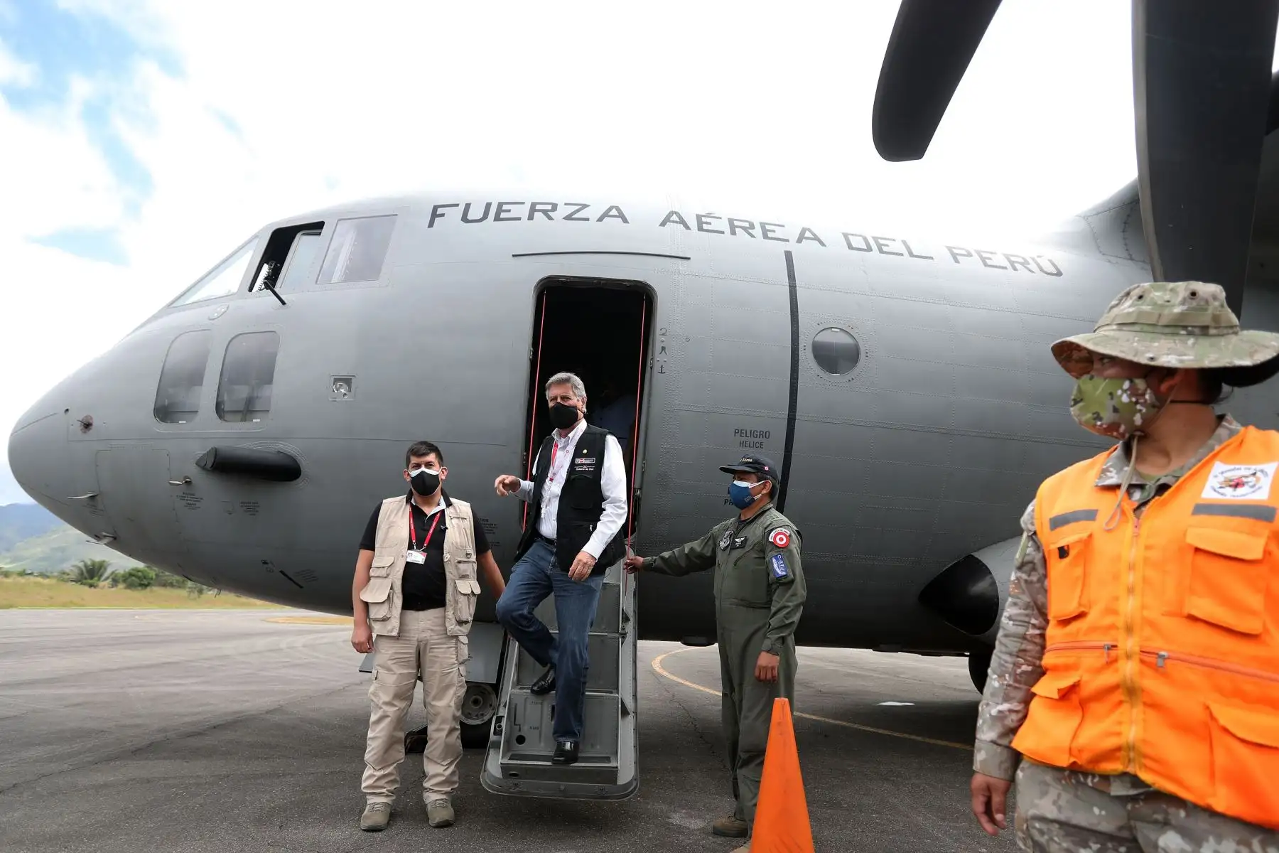 El presidente de la República, Francisco Sagasti, junto a la ministra de Defensa, Nuria Esparch, visita el Comando Especial - Valle de los Ríos Apurímac, Ene y Mantaro (CE-VRAEM) y supervisó el proceso de vacunación contra la covid-19.
Foto: ANDINA/Prensa Presidencia