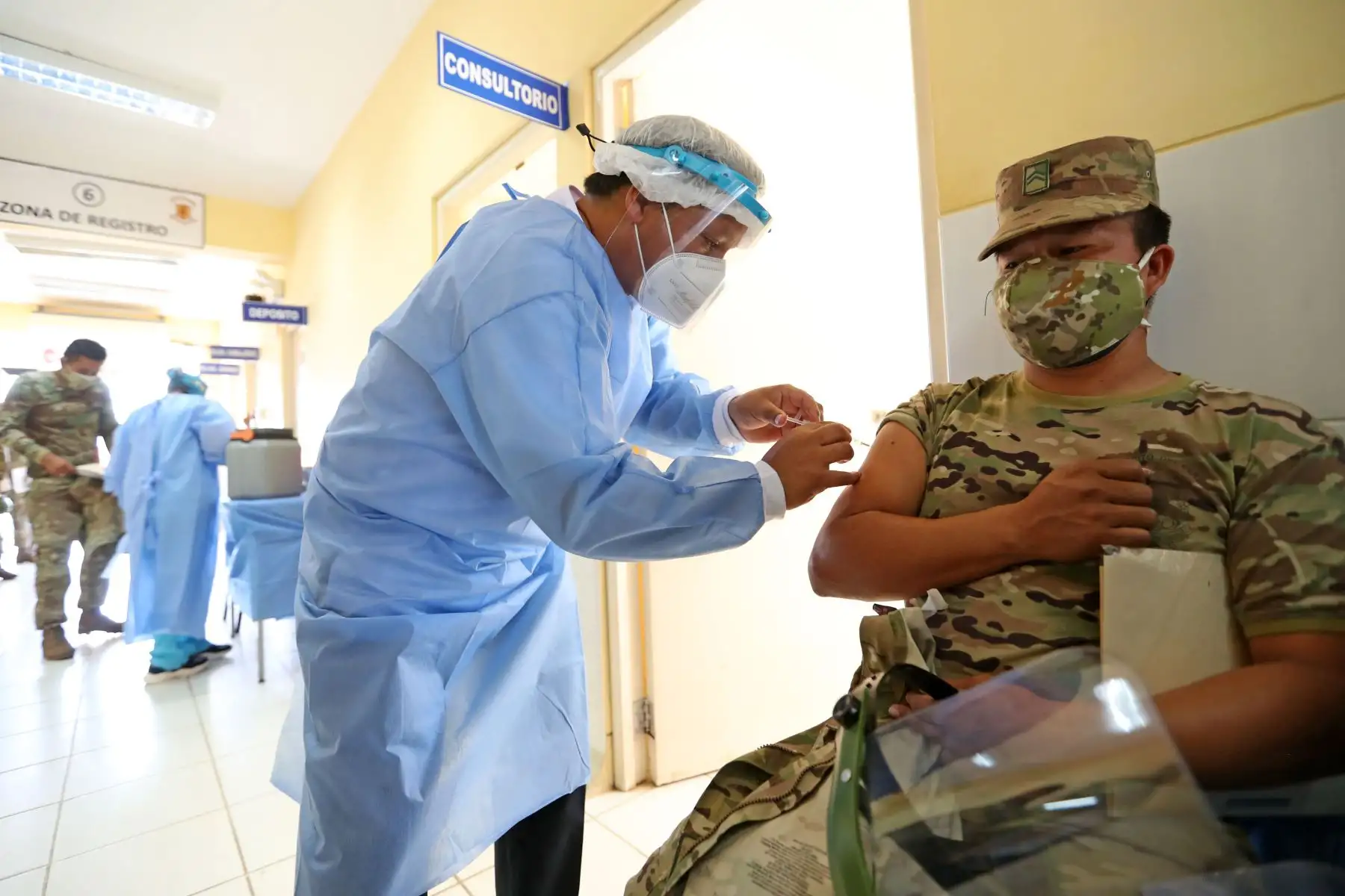 El presidente de la República, Francisco Sagasti, junto a la ministra de Defensa, Nuria Esparch, visita el Comando Especial - Valle de los Ríos Apurímac, Ene y Mantaro (CE-VRAEM) y supervisó el proceso de vacunación contra la covid-19.
Foto: ANDINA/Prensa Presidencia