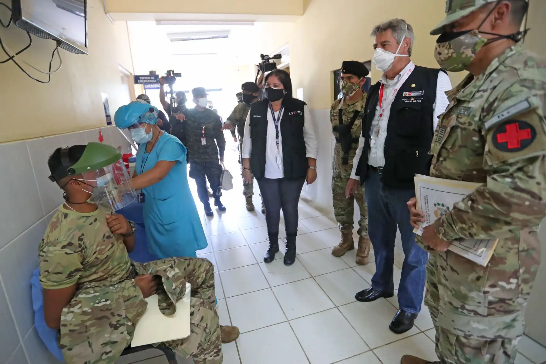El presidente de la República, Francisco Sagasti, junto a la ministra de Defensa, Nuria Esparch, visita el Comando Especial - Valle de los Ríos Apurímac, Ene y Mantaro (CE-VRAEM) y supervisó el proceso de vacunación contra la covid-19.
Foto: ANDINA/Prensa Presidencia