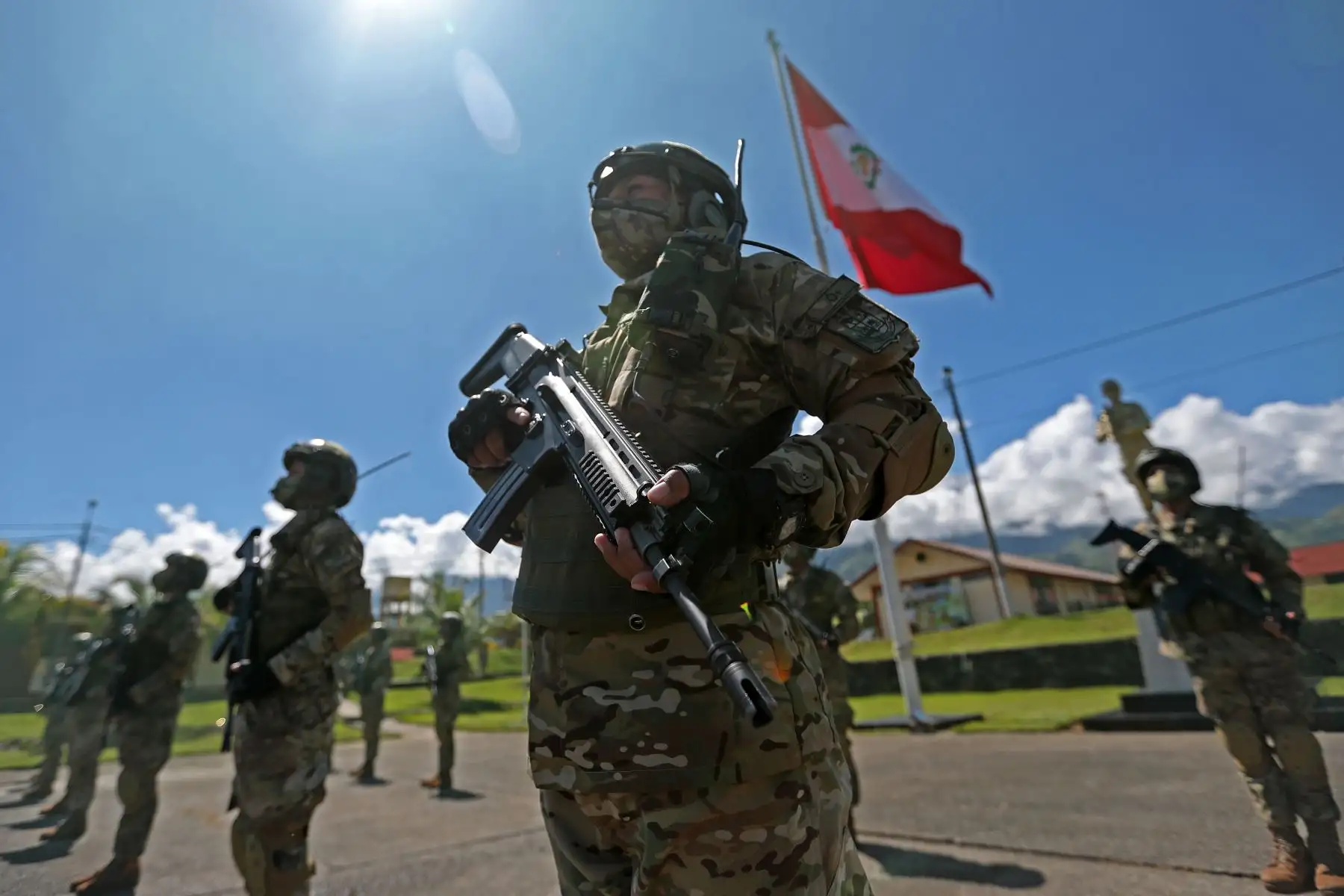 El presidente de la República, Francisco Sagasti, junto a la ministra de Defensa, Nuria Esparch, visita el Comando Especial - Valle de los Ríos Apurímac, Ene y Mantaro (CE-VRAEM) y supervisó el proceso de vacunación contra la covid-19.
Foto: ANDINA/Prensa Presidencia