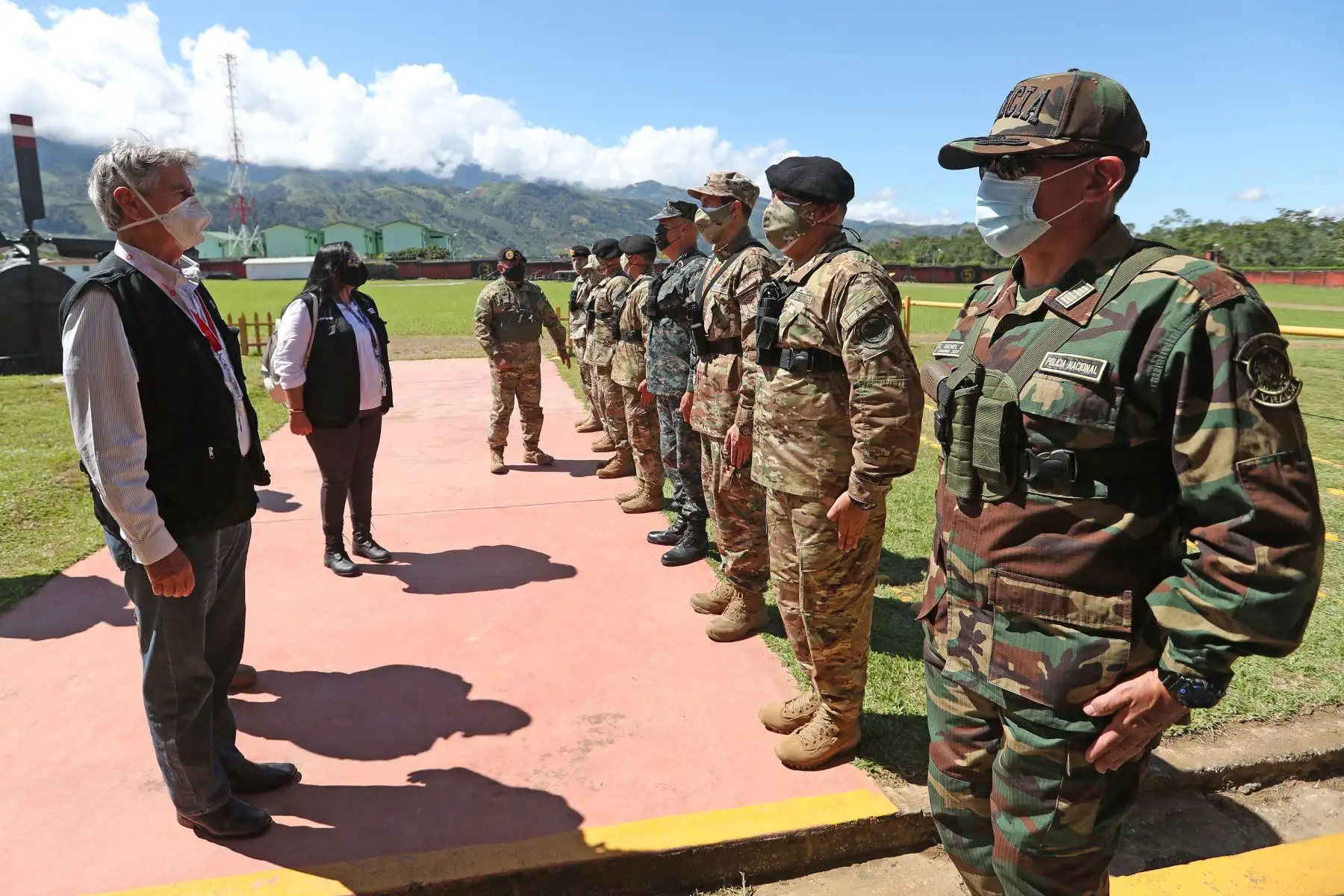El presidente de la República, Francisco Sagasti, junto a la ministra de Defensa, Nuria Esparch, visita el Comando Especial - Valle de los Ríos Apurímac, Ene y Mantaro (CE-VRAEM) y supervisó el proceso de vacunación contra la covid-19.
Foto: ANDINA/Prensa Presidencia