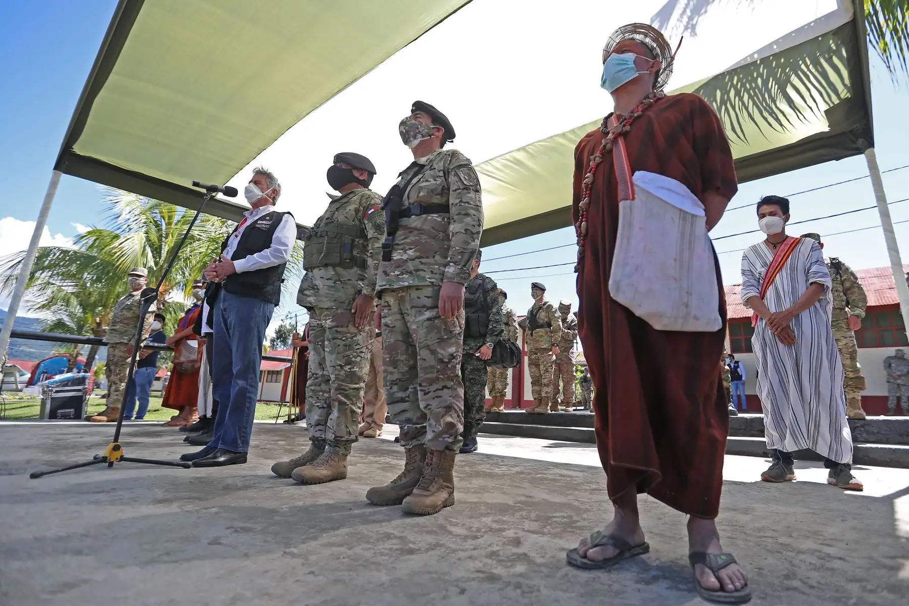 El presidente de la República, Francisco Sagasti, junto a la ministra de Defensa, Nuria Esparch, visita el Comando Especial - Valle de los Ríos Apurímac, Ene y Mantaro (CE-VRAEM) y supervisó el proceso de vacunación contra la covid-19.
Foto: ANDINA/Prensa Presidencia