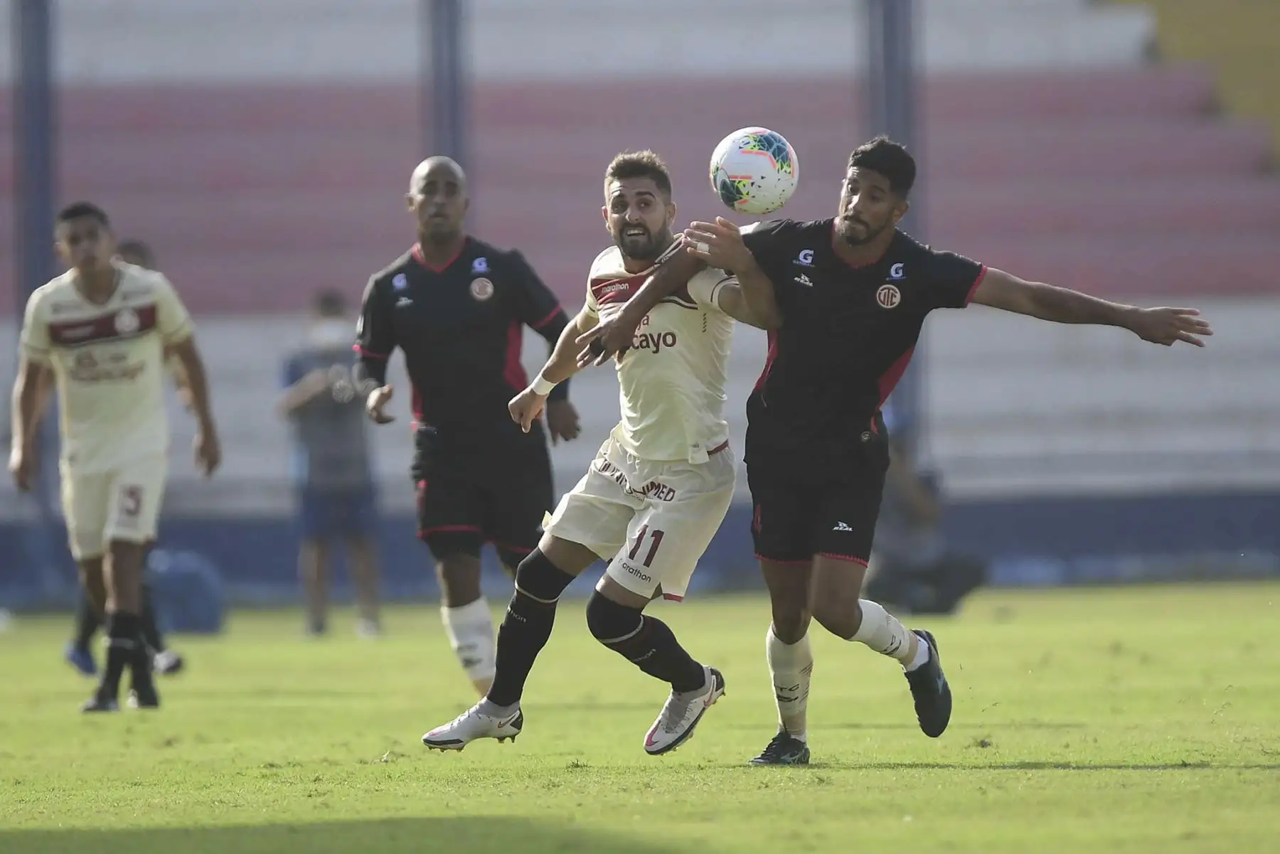 L. Urruti de Universitario lucha por el balón ante la marca de G. Gordillo de UTC durante partido por la fecha 3 de la Liga 1, en el estadio Iván Elías Moreno. Foto: Liga 1