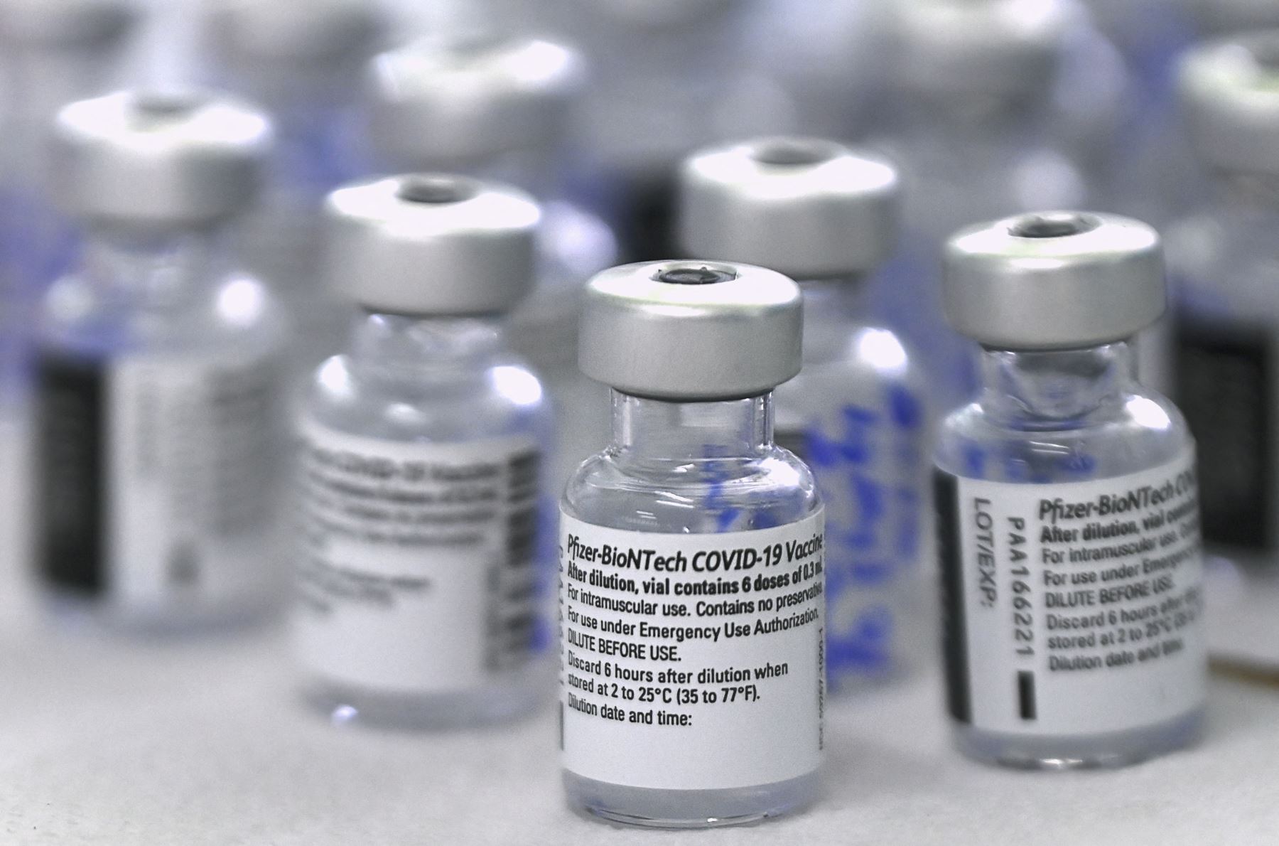 Canadá se había convertido el miércoles en el primer país que autorizaba el uso del inmunizante para este segmento de edad. Foto: AFP