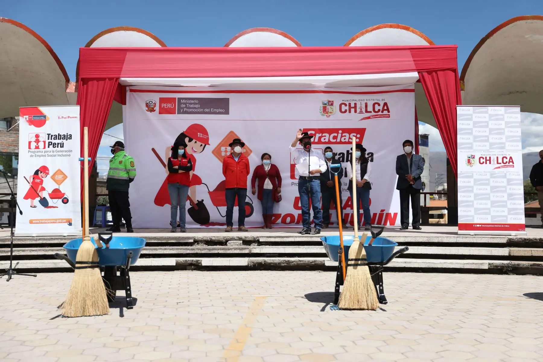 El ministro de Cultura, Alejandro Neyra Sánchez y el ministro de Trabajo y Promoción del Empleo, Javier Palacios, participaron esta mañana en la ceremonia simbólica de inicios de labores en el marco del programa "Trabaja Perú", que se desarrollará en el distrito de Marco, provincia de Jauja, en la región de Junín. Foto: ANDINA/ MTPE