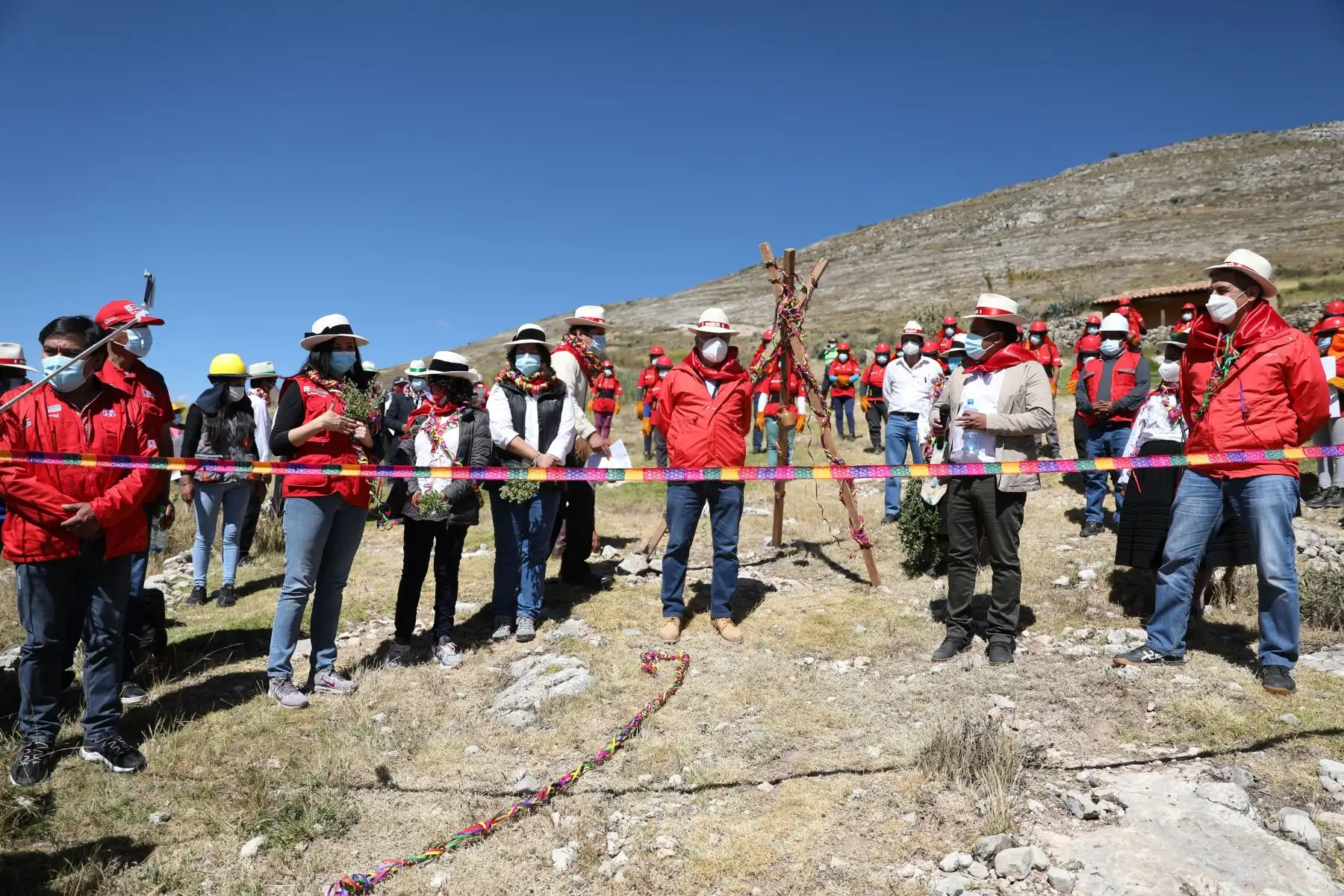 El ministro de Cultura, Alejandro Neyra y el ministro de Trabajo y Promoción del Empleo, Javier Palacios Gallegos, participaron de la ceremonia simbólica de inicios de labores en el sitio arqueológico Hatun Malca, en el marco del programa Trabaja Perú, que se desarrolla en el distrito de Marco, provincia de Jauja, región Junín.
Foto: ANDINA/ MTPE