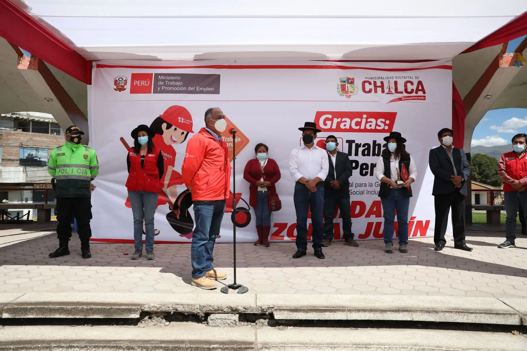 El ministro de Cultura, Alejandro Neyra Sánchez y el ministro de Trabajo y Promoción del Empleo, Javier Palacios, participaron esta mañana en la ceremonia simbólica de inicios de labores en el marco del programa "Trabaja Perú", que se desarrollará en el distrito de Marco, provincia de Jauja, en la región de Junín. Foto: ANDINA/ MTPE
