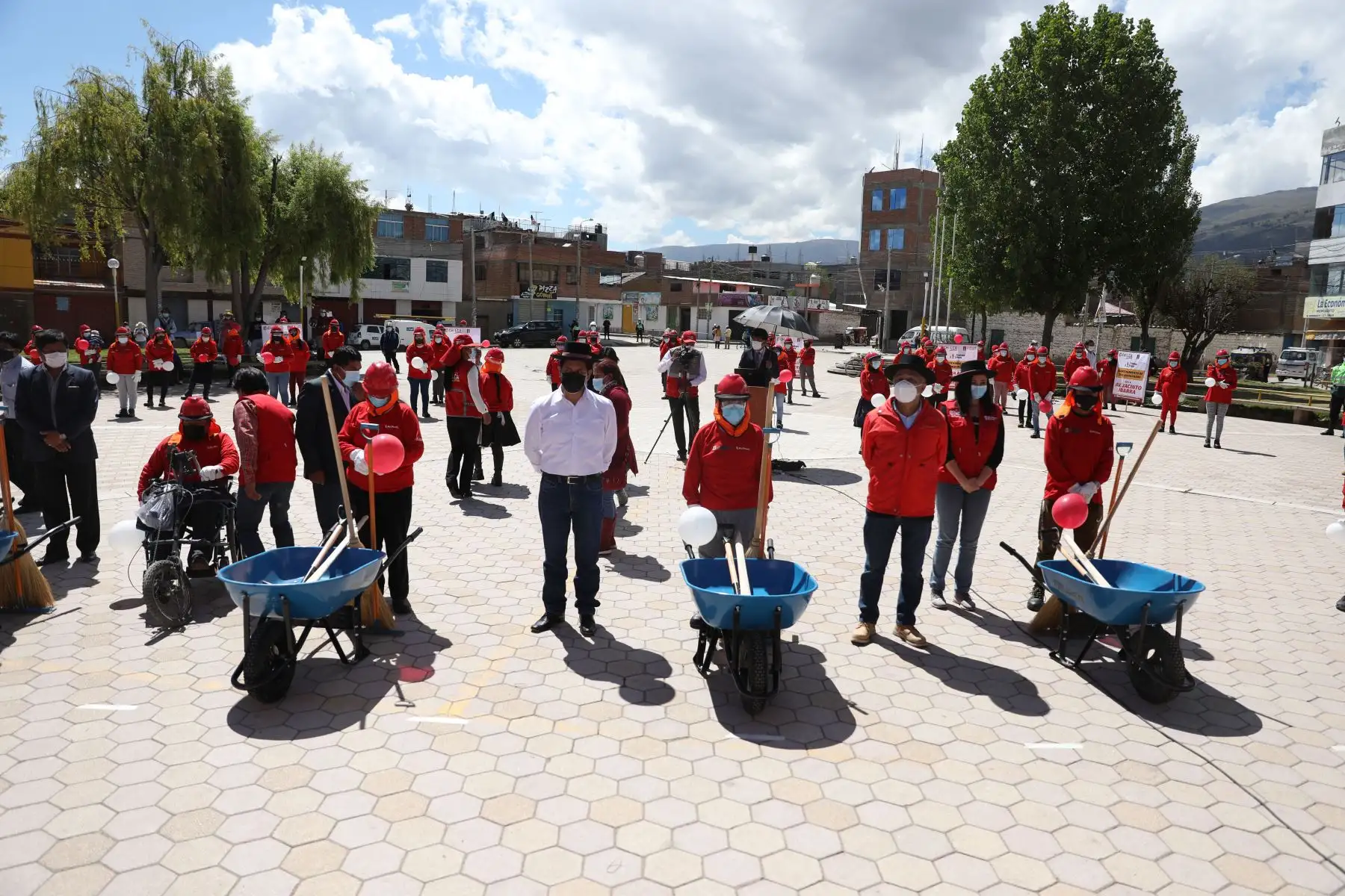 El ministro de Cultura, Alejandro Neyra Sánchez y el ministro de Trabajo y Promoción del Empleo, Javier Palacios, participaron esta mañana en la ceremonia simbólica de inicios de labores en el marco del programa "Trabaja Perú", que se desarrollará en el distrito de Marco, provincia de Jauja, en la región de Junín. Foto: ANDINA/ MTPE