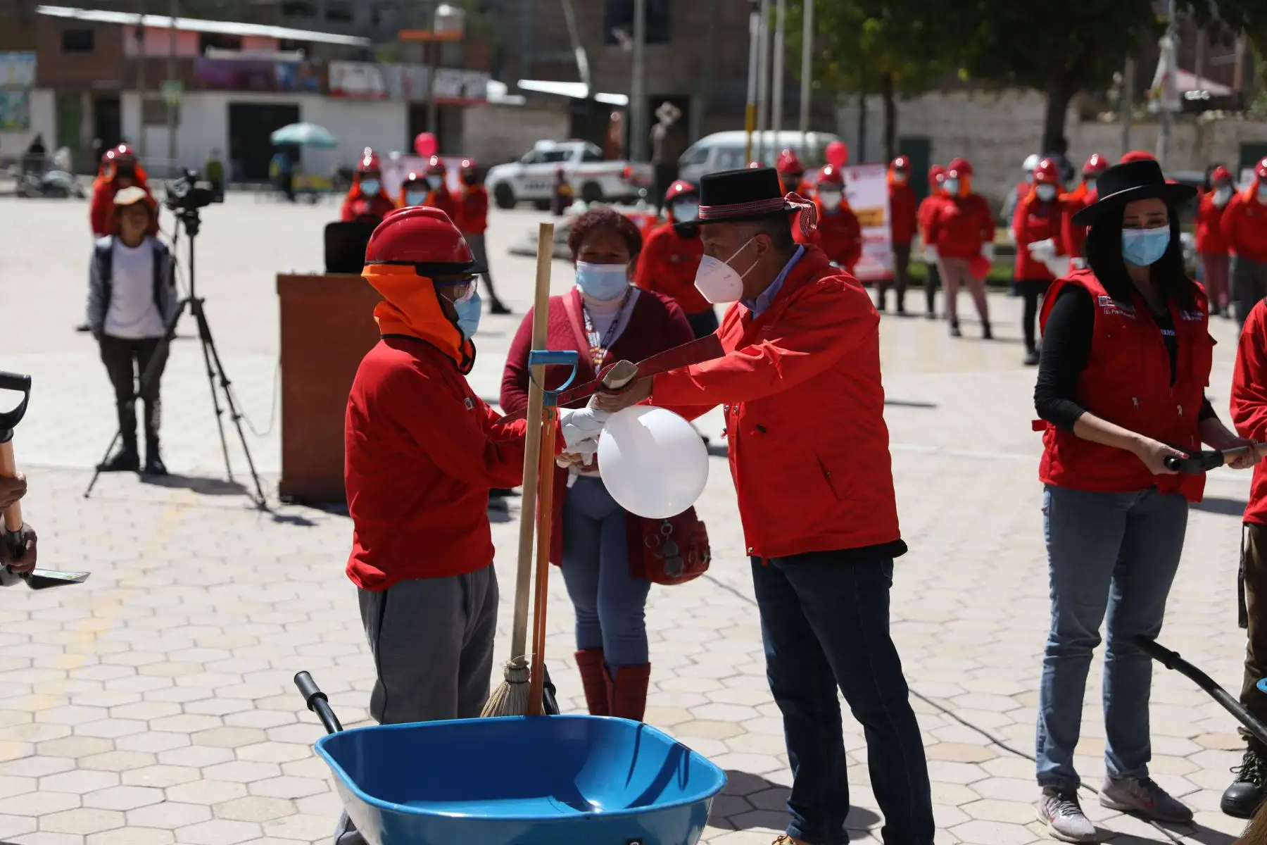 El ministro de Cultura, Alejandro Neyra Sánchez y el ministro de Trabajo y Promoción del Empleo, Javier Palacios, participaron esta mañana en la ceremonia simbólica de inicios de labores en el marco del programa "Trabaja Perú", que se desarrollará en el distrito de Marco, provincia de Jauja, en la región de Junín. Foto: ANDINA/ MTPE