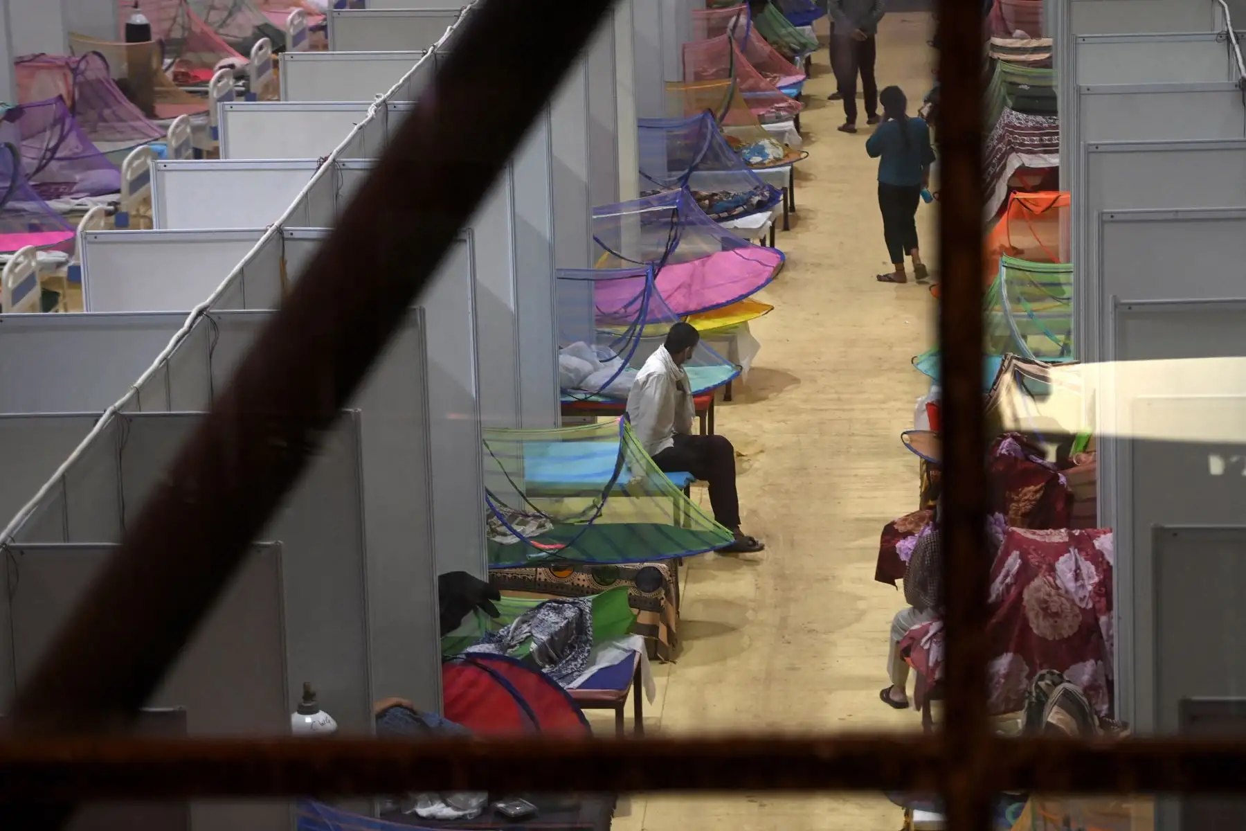 Los pacientes covid-19 son vistos dentro del estadio Common Wealth Games convertido temporalmente en el centro de atención, en Nueva Delhi, el 5 de mayo de 2021. Foto: AFP