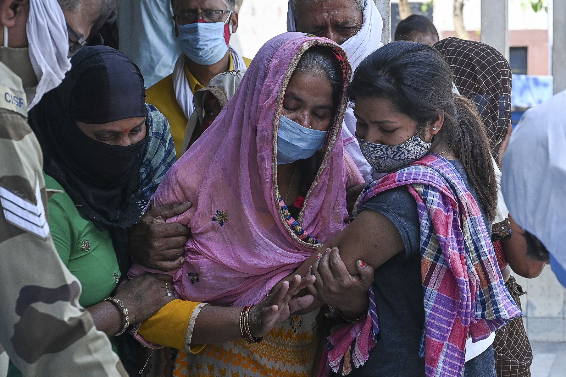Los familiares lloran cuando llegan a la cremación de su ser querido que murió debido al coronavirus, en Nueva Delhi, el 11 de mayo de 2021. Foto: AFP