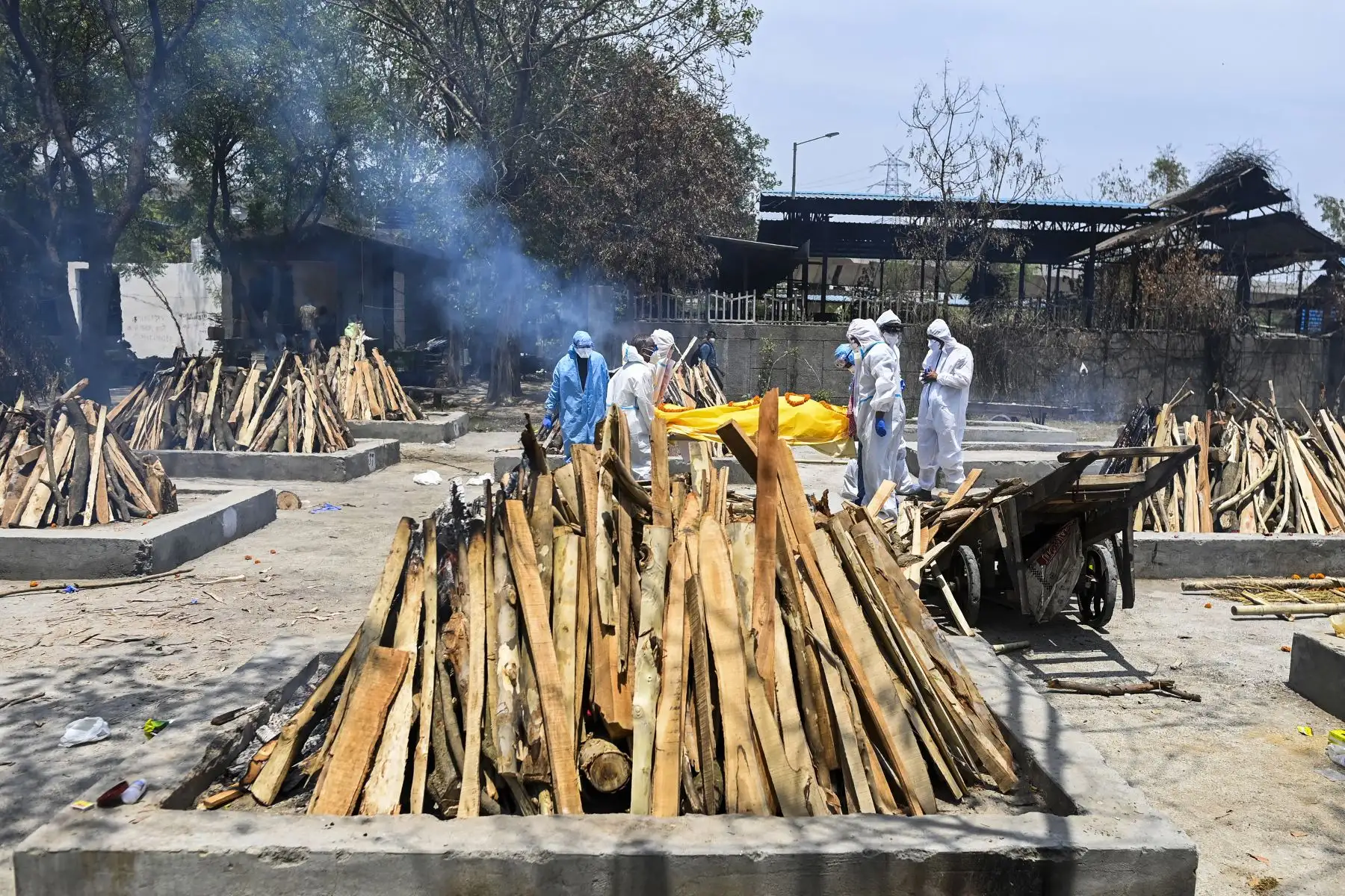 Familiares llevan el cuerpo de una víctima del coronavirus para incinerarlo en un crematorio de Nueva Delhi, el 11 de mayo de 2021. Foto: AFP