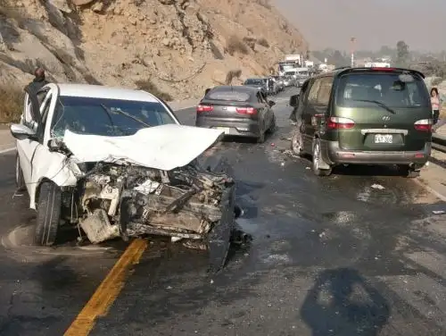 Al menos 10 heridos dejó esta mañana un triple choque en la carretera Central, a la altura de Matucana, provincia limeña de Huarochirí.