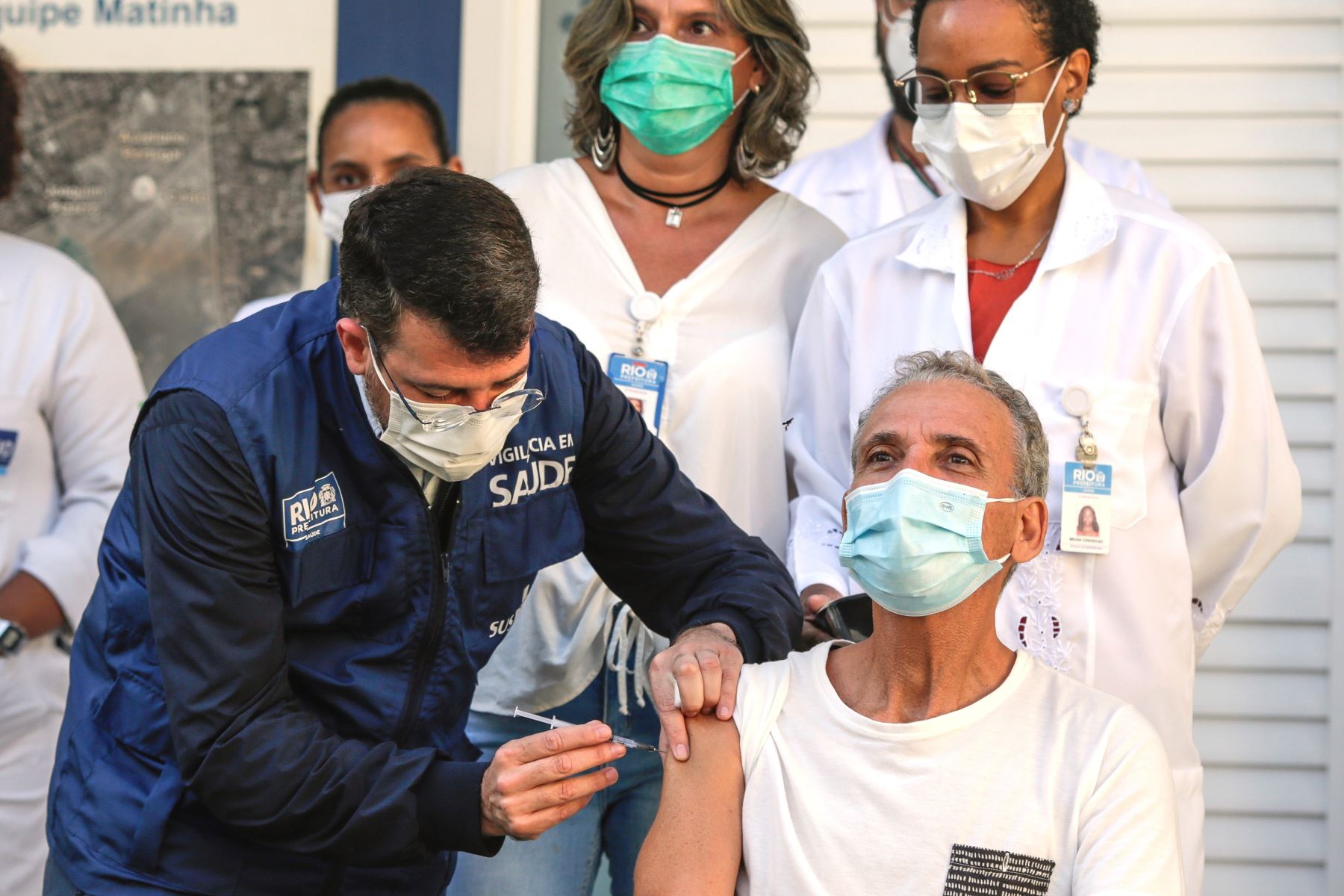 El secretario de Salud del Municipio de Río de Janeiro se encarga de aplicar personalmente la primera dosis de la vacuna de Pfizer/BioNTech contra la covid-19 este martes en Brasil. Foto: EFE