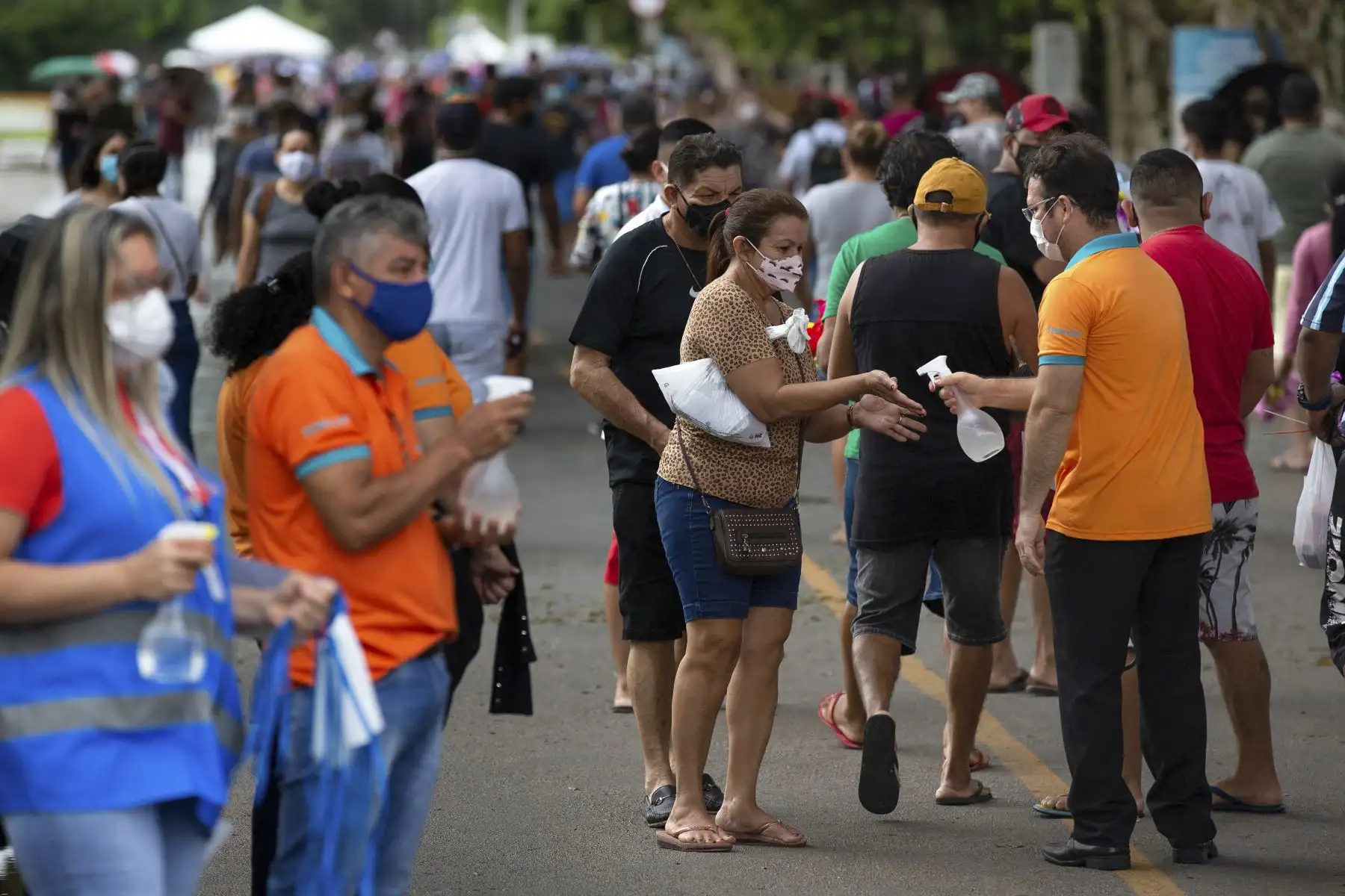 Los empleados ofrecen desinfectante a los visitantes en el cementerio de Nossa Senhora Aparecida el Día de la Madre, en Manaus, estado de Amazonas, Brasil, el 9 de mayo de 2021. Foto: AFP