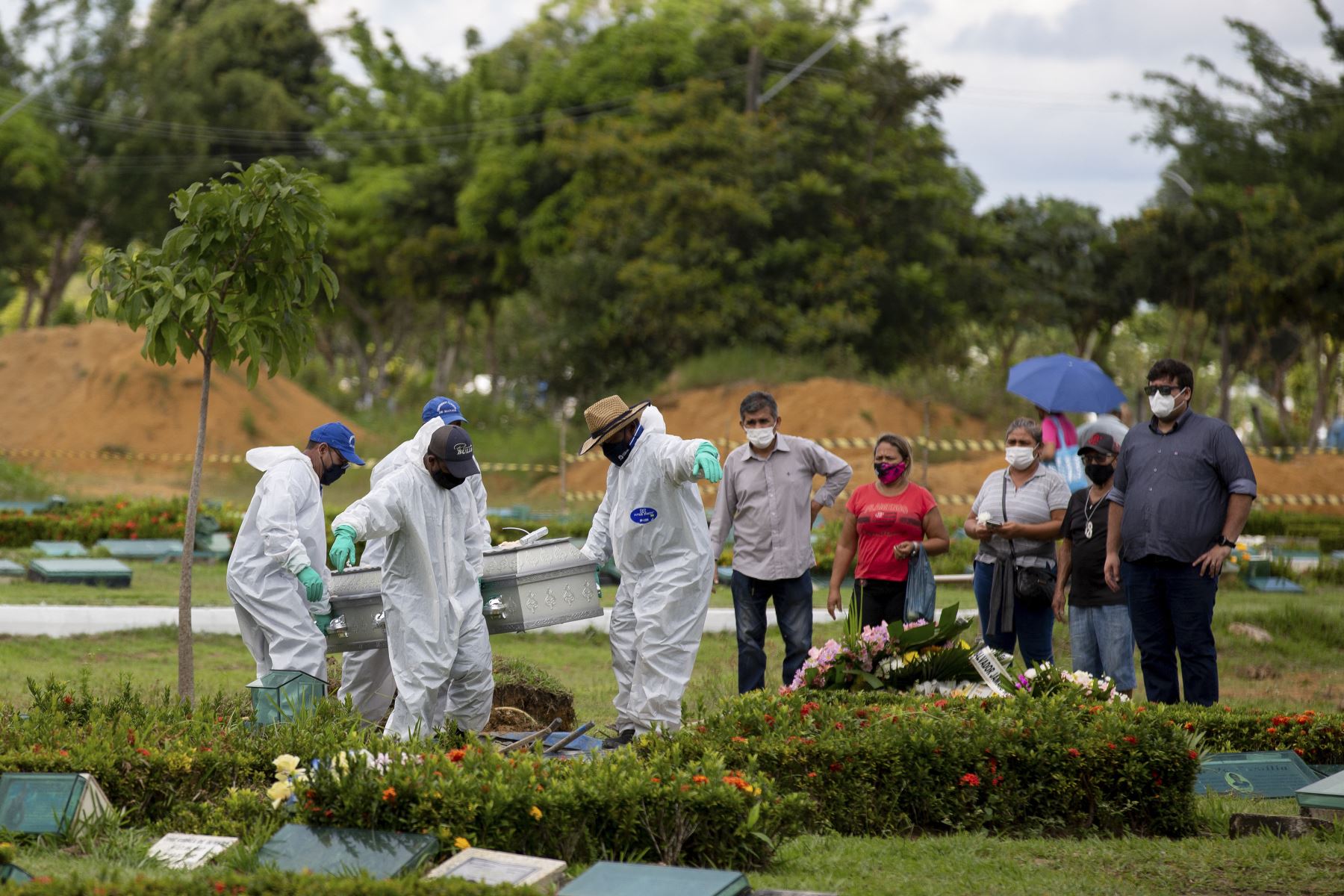 Familiares de una víctima del nuevo coronavirus asisten al entierro en el cementerio de Nossa Senhora Aparecida en Manaus, estado de Amazonas, Brasil, el 7 de mayo de 2021. Foto: AFP