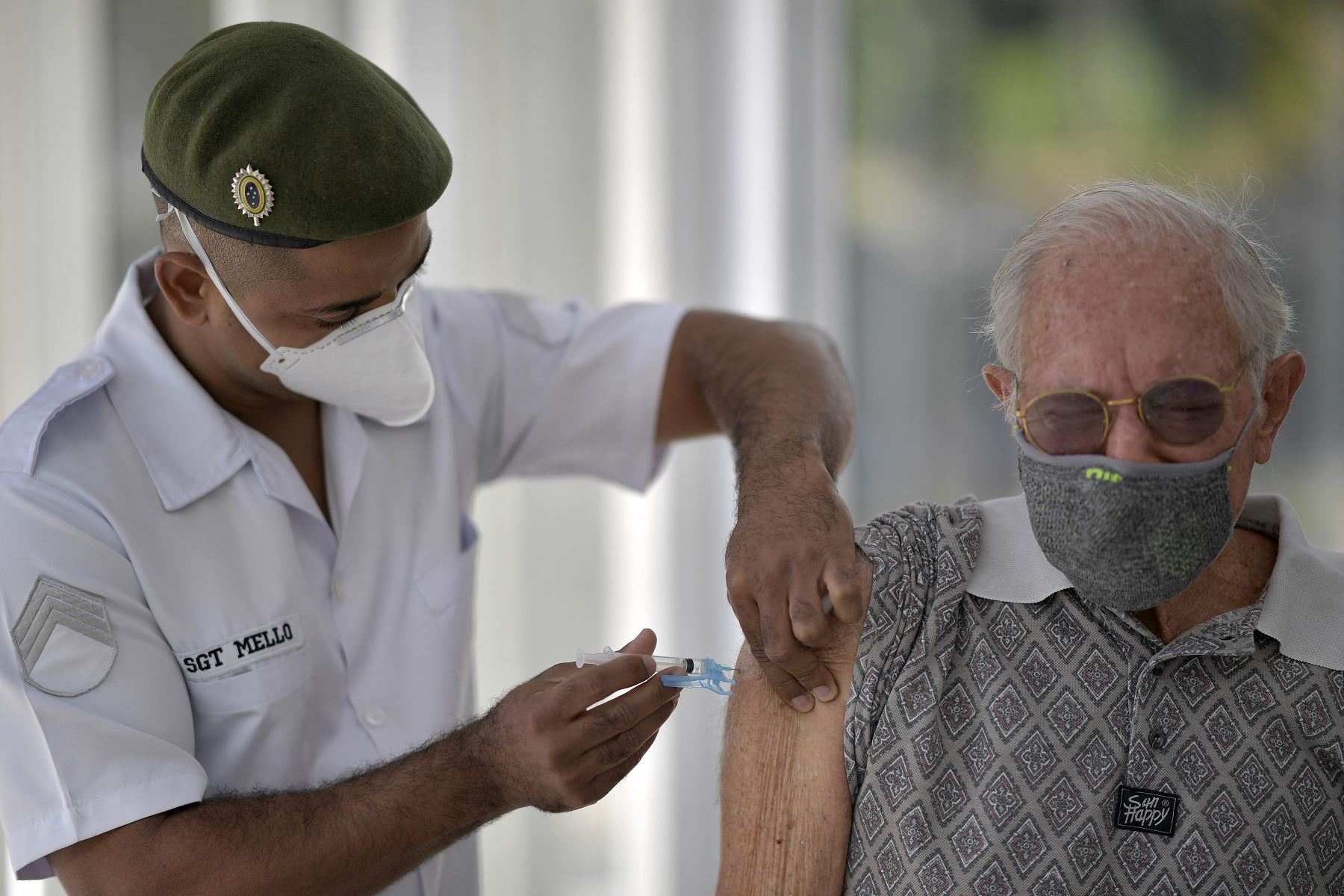 Personal militar del Ejército brasileño vacuna a ancianos mayores de 89 años, con la segunda dosis de la vacuna AstraZeneca Oxford contra el nuevo coronavirus, en Belo Horizonte, Estado de Minas Gerais, Brasil, el 1 de mayo de 2021. Foto: AFP