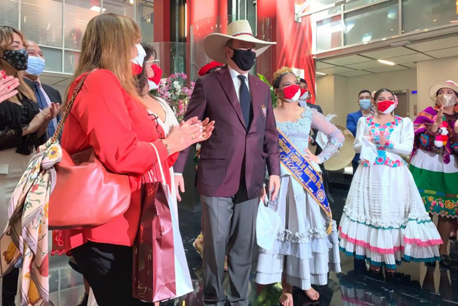 El Club Libertad Paris a cargo de su presidenta Frida Villanueva organizó la marinera y regalaron al príncipe un Sombrero de chalán que lo lució con mucho orgullo.