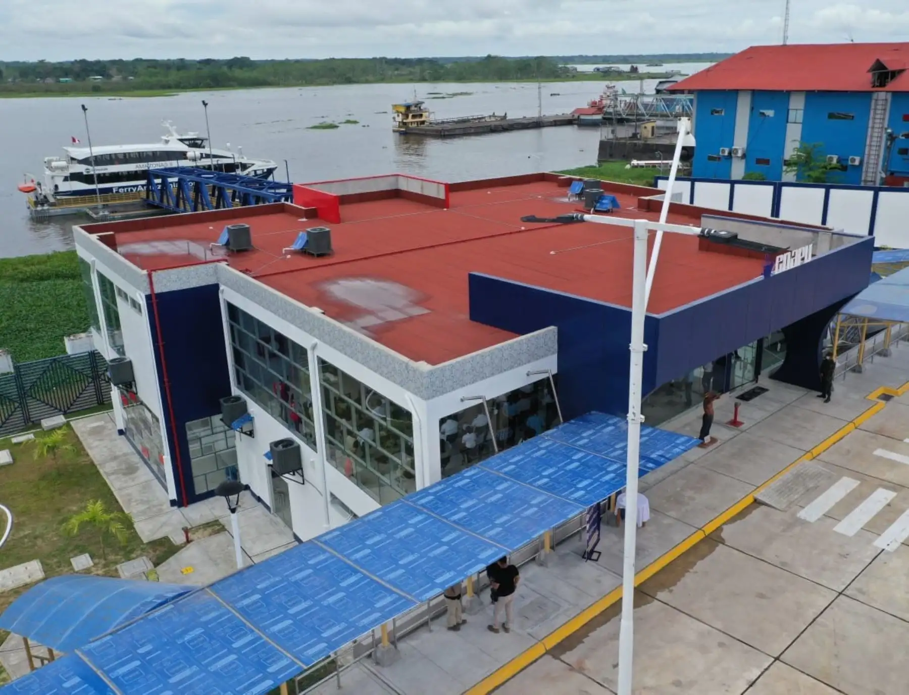 Los titulares del MTC, Eduardo González; y del Mincetur, Claudia Cornejo, inauguraron el nuevo terminal de pasajeros del puerto de Iquitos. Una infraestructura que ayudará a dinamizar la economía de Loreto. ​ANDINA/Difusió