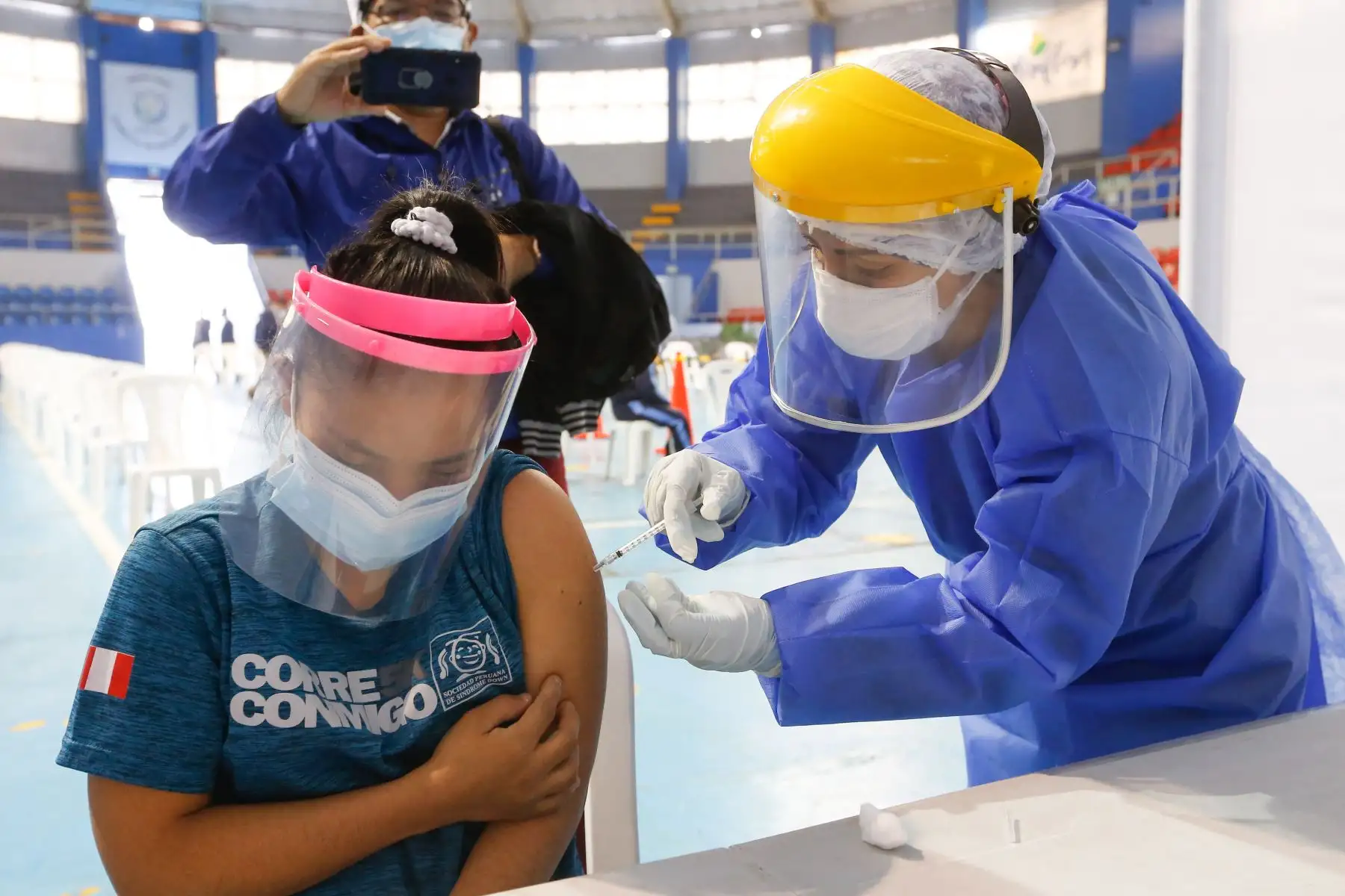 La llegada, esta semana, de 790 mil dosis de Pfizer permite ir incorporando al plan de vacunación a otros grupos de pacientes con comorbilidades, dijo el ministro Ugarte. Foto: ANDINA/Difusión