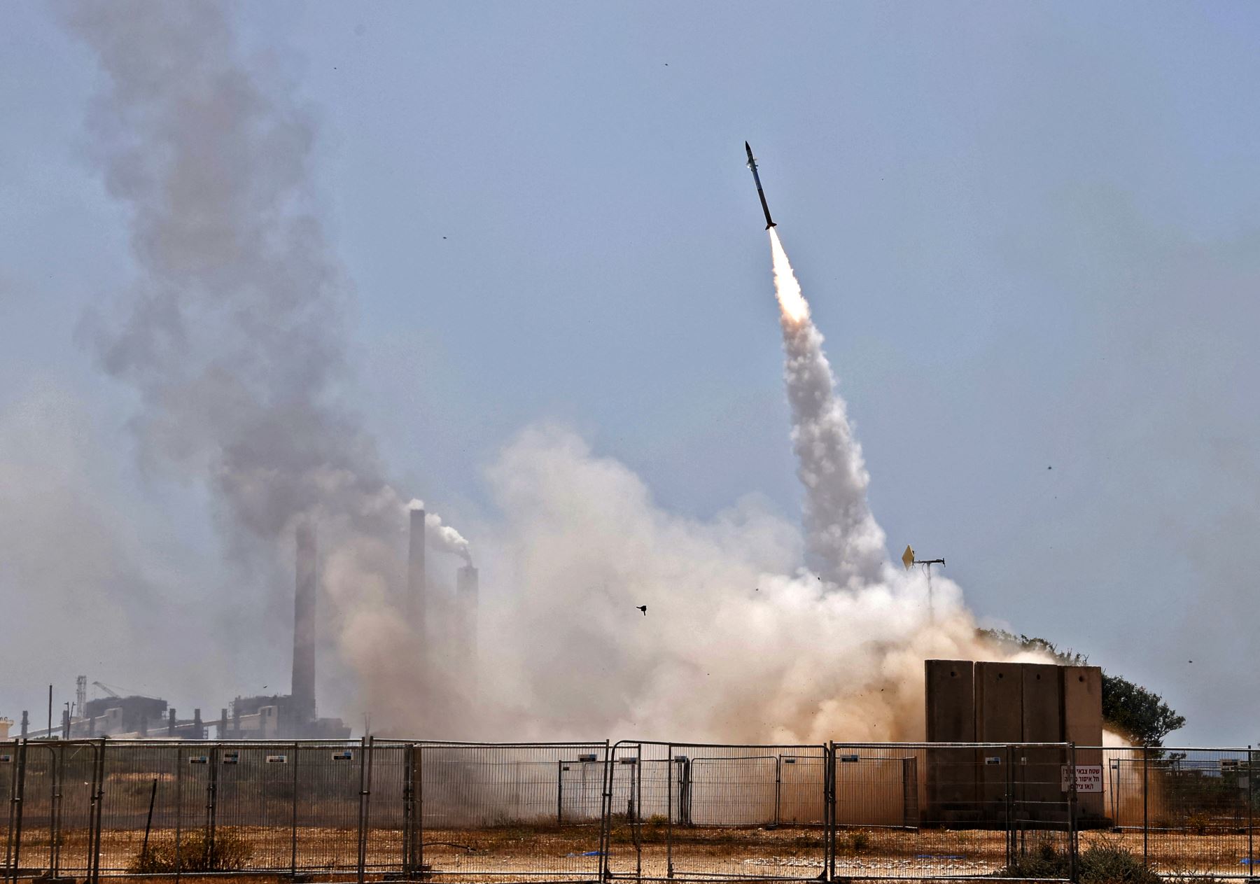 Las autoridades israelíes no informaron por el momento de víctimas, ni de cuantos cohetes fueron interceptados por el sistema de defensa Cüpula de Hierro. Foto: AFP.