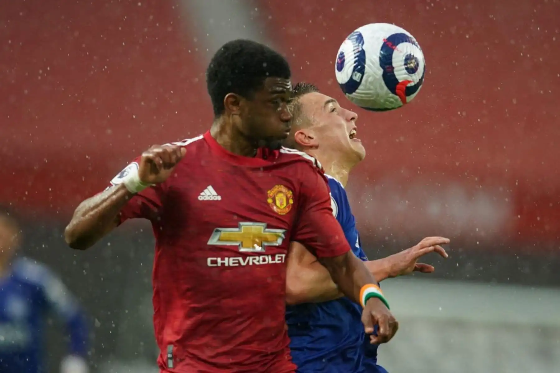 El centrocampista marfileño del Manchester United, Amad Diallo (izq.), Compite con el defensor inglés del Leicester City, Luke Thomas, durante el partido de fútbol de la Premier League inglesa entre el Manchester United y el Leicester City en Old Trafford en Manchester.

Foto: AFP