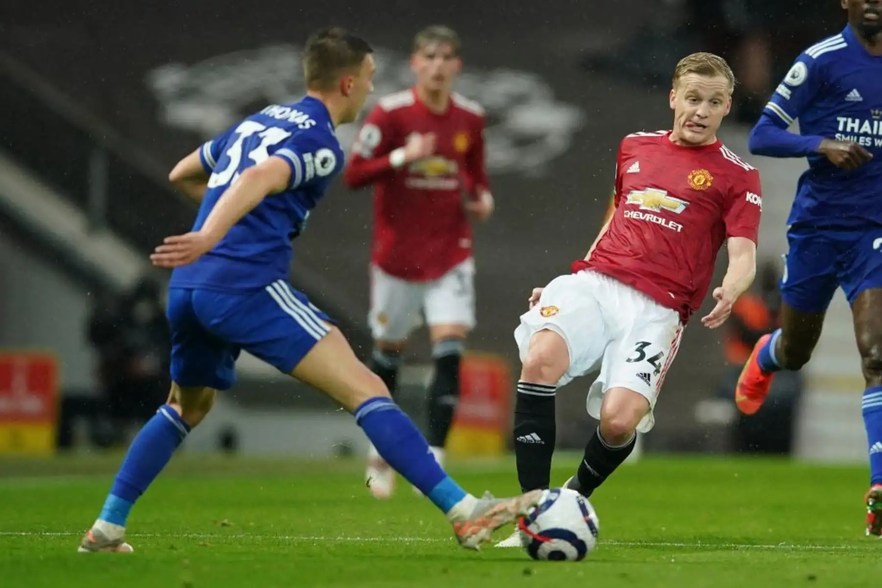 El defensa inglés del Leicester City, Luke Thomas (izq.), Compite con el mediocampista holandés del Manchester United, Donny van de Beek, durante el partido de fútbol de la Premier League inglesa entre el Manchester United y el Leicester City en Old Trafford.

Foto: AFP