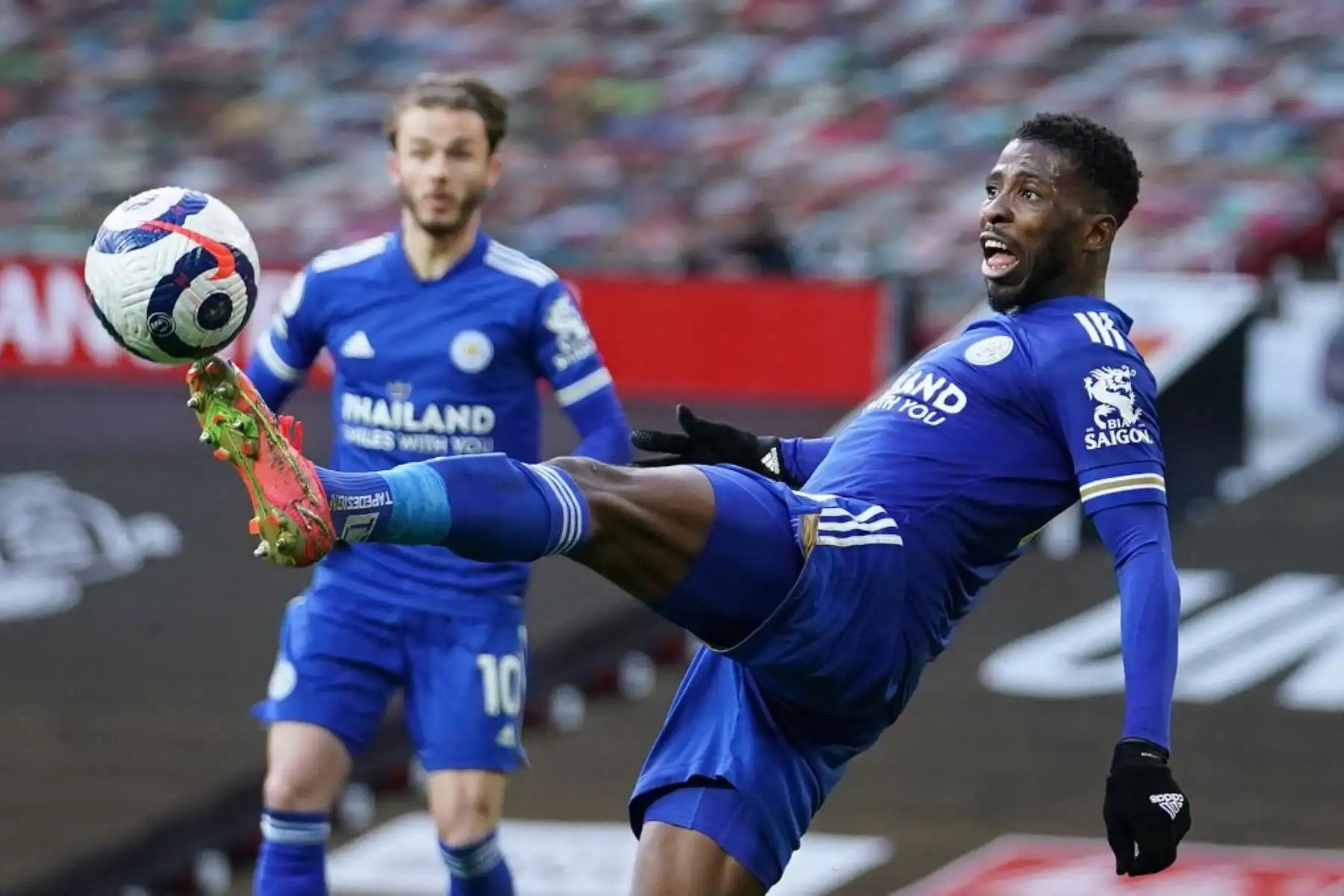 El delantero nigeriano del Leicester City Kelechi Iheanacho controla el balón durante el partido de fútbol de la Premier League inglesa entre el Manchester United y el Leicester City en Old Trafford en Manchester.

Foto: AFP