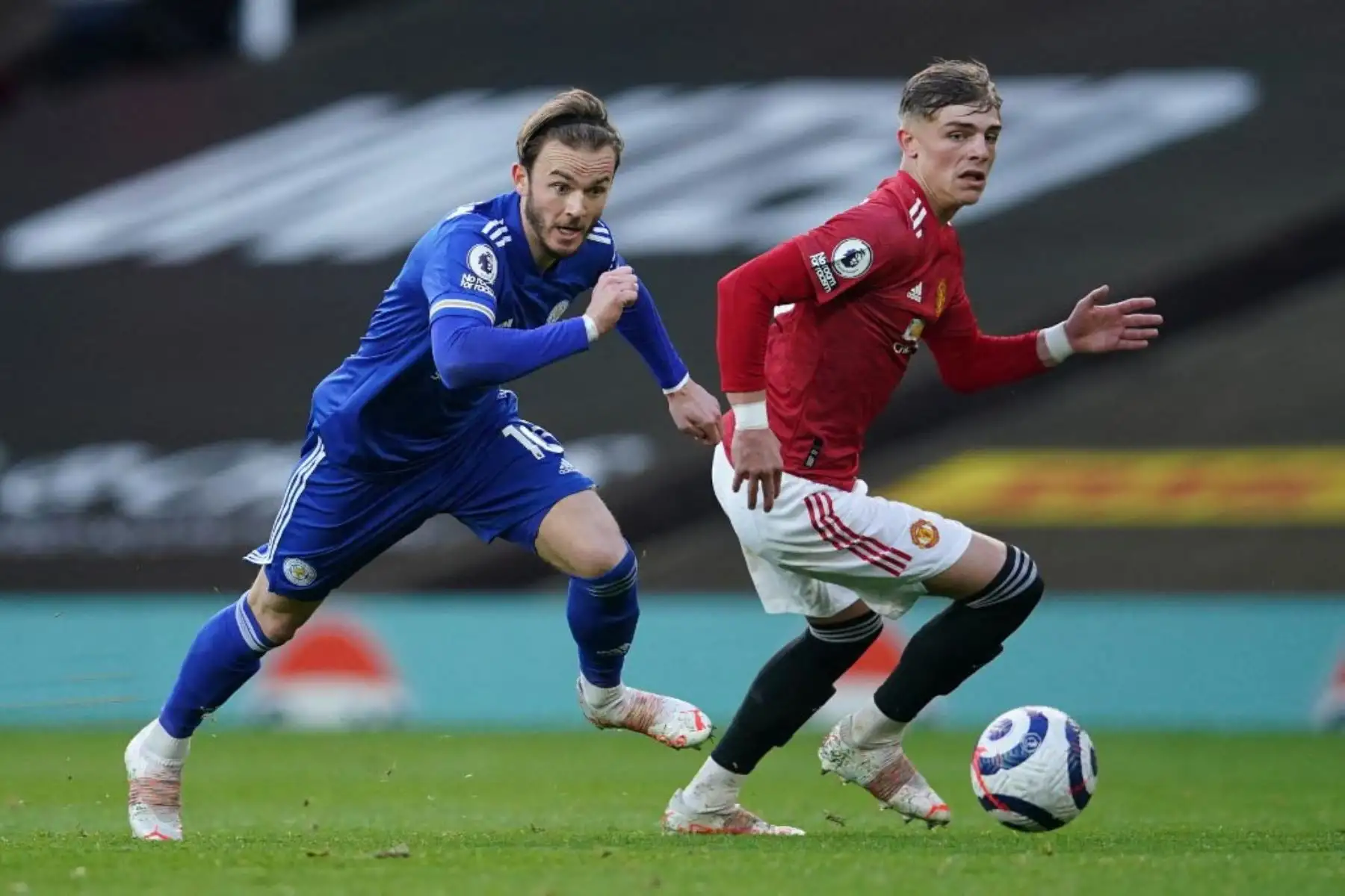 El centrocampista inglés del Leicester City James Maddison (L) compite con el defensor inglés del Manchester United Brandon Williams durante el partido de fútbol de la Premier League inglesa entre el Manchester United y el Leicester City.
Foto: AFP