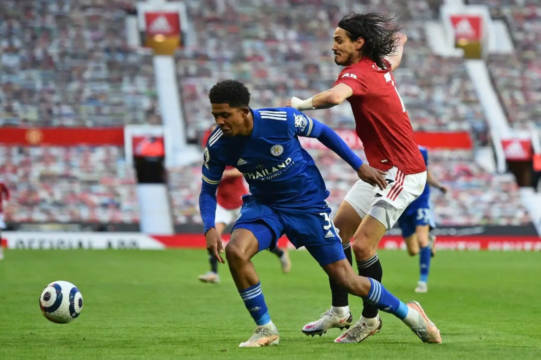 El defensor francés del Leicester City Wesley Fofana (L) compite con el delantero uruguayo del Manchester United Edinson Cavani (R) durante el partido de fútbol de la Premier League inglesa entre el Manchester United y el Leicester City en Old Trafford en Manchester.

Foto: AFP