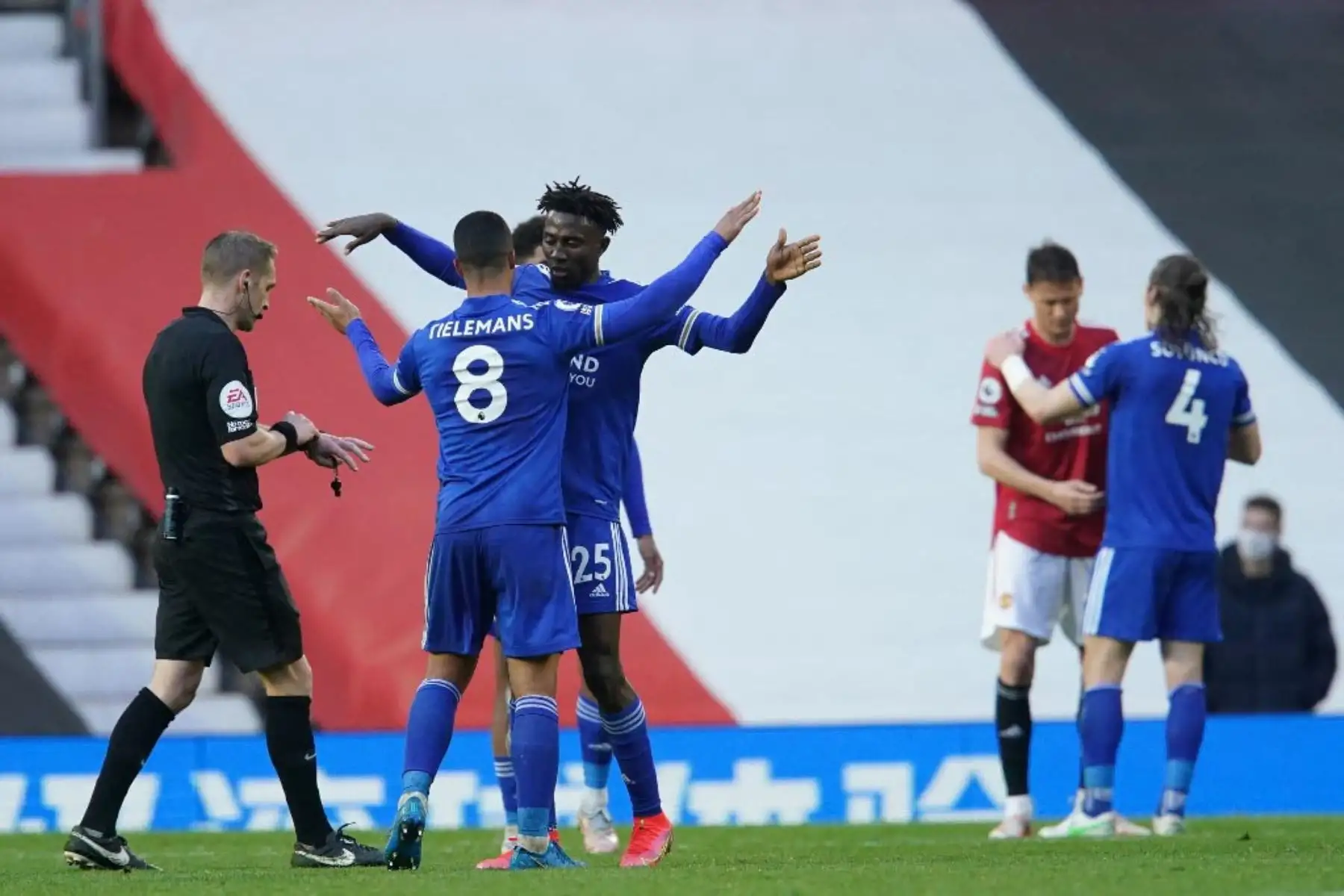Los jugadores del Leicester City reaccionan con el pitido final durante el partido de fútbol de la Premier League inglesa entre el Manchester United y el Leicester City en Old Trafford en Manchester.

Foto: AFP
