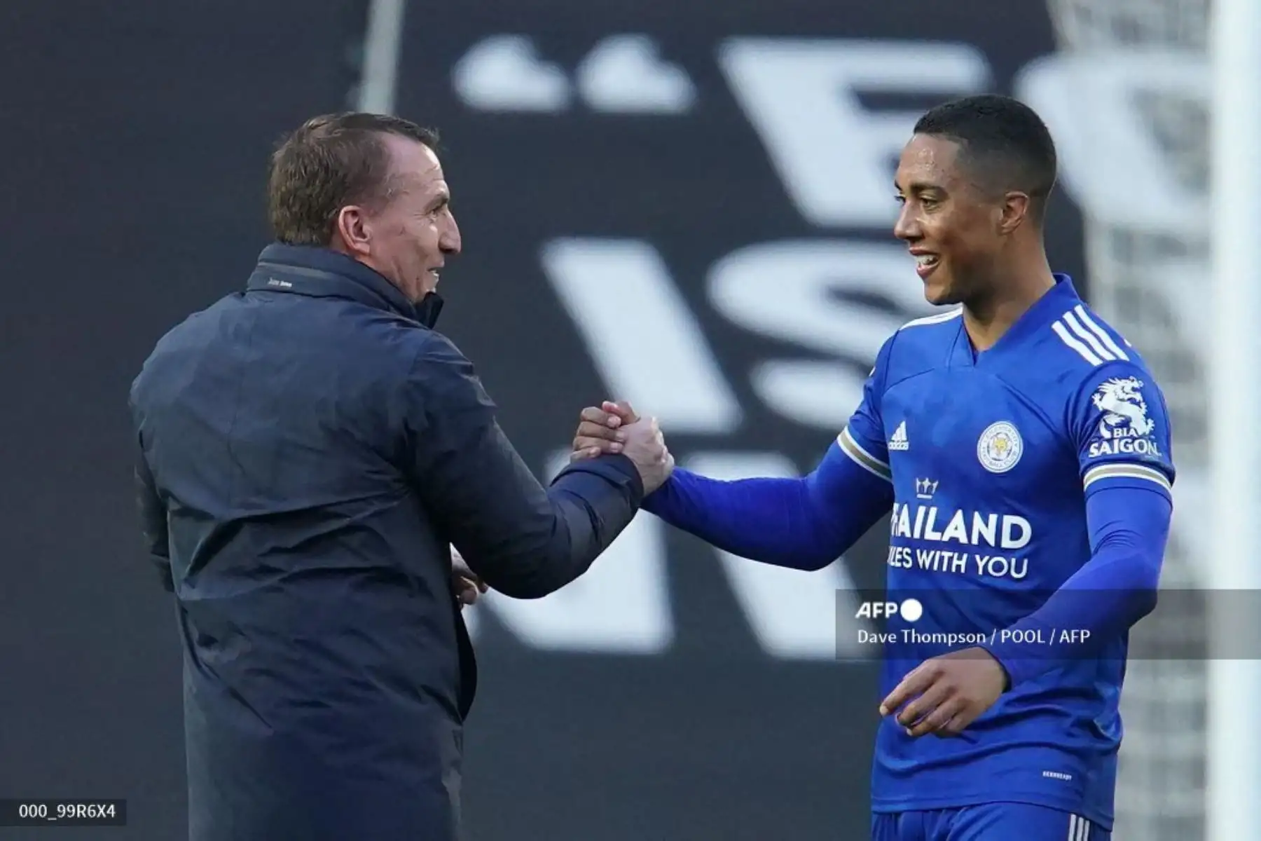 El entrenador de Irlanda del Norte del Leicester City, Brendan Rodgers (L), saluda al mediocampista belga del Leicester City Youri Tielemans en el pitido final durante el partido de fútbol de la Premier League inglesa entre el Manchester United y el Leicester City.

Foto: AFP