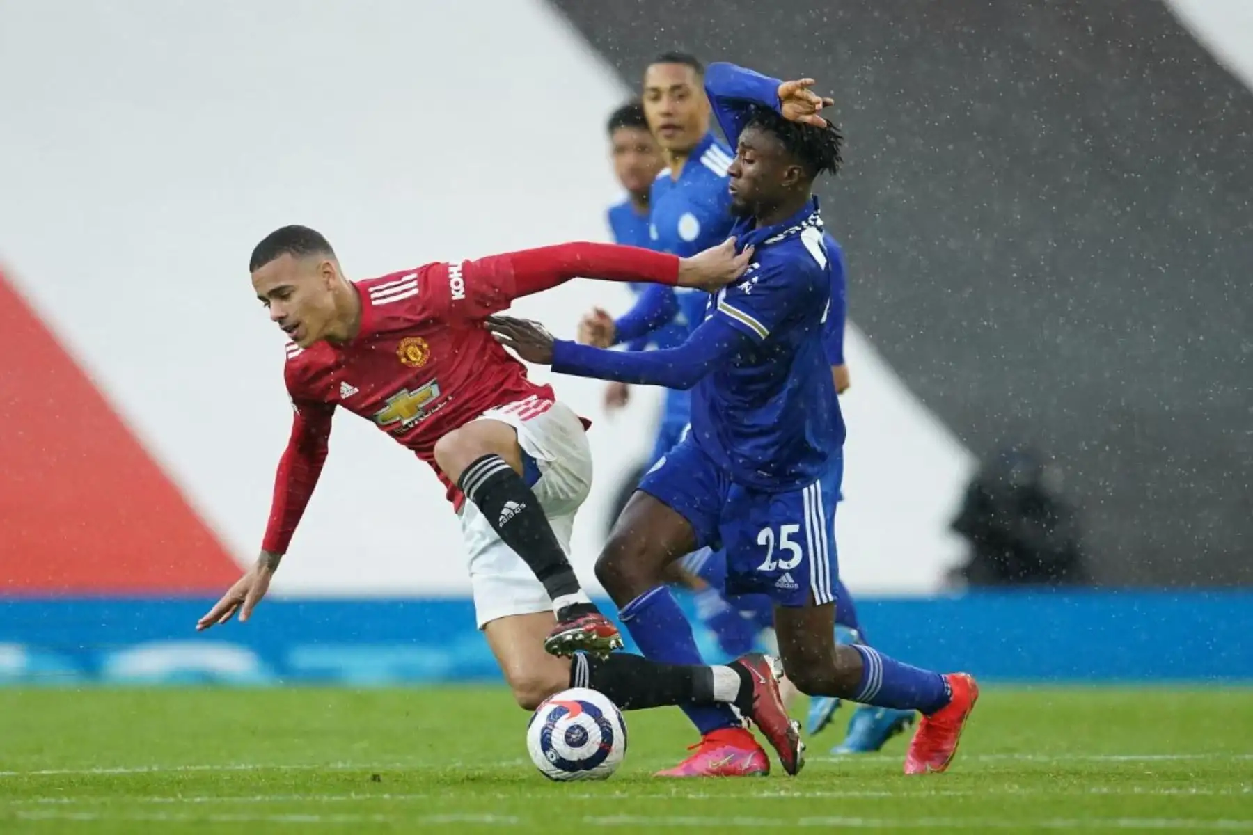El delantero inglés del Manchester United, Mason Greenwood (L), compite con el mediocampista nigeriano del Leicester City Wilfred Ndidi durante el partido de fútbol de la Premier League inglesa entre el Manchester United y el Leicester City.

Foto: AFP